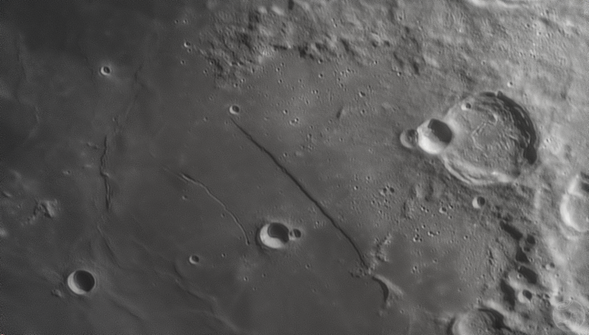 直壁（Rupes Recta，中）、什白特环形山（Thebite，右）和泰纳里厄姆海角（Promon