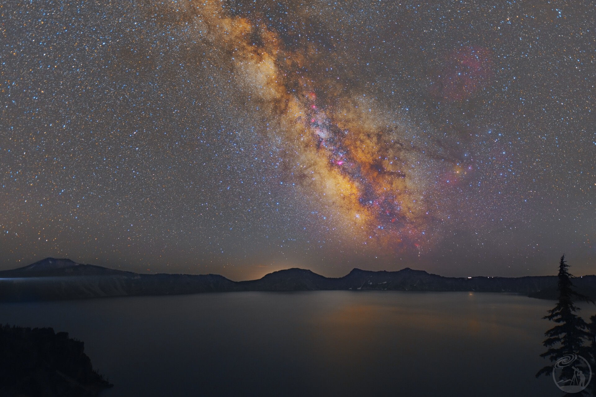 火山口湖（Crater Lake）上的银河