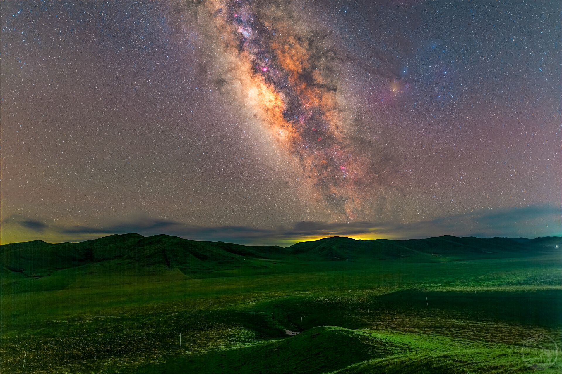 草原夜空如墨，繁星点点似钻