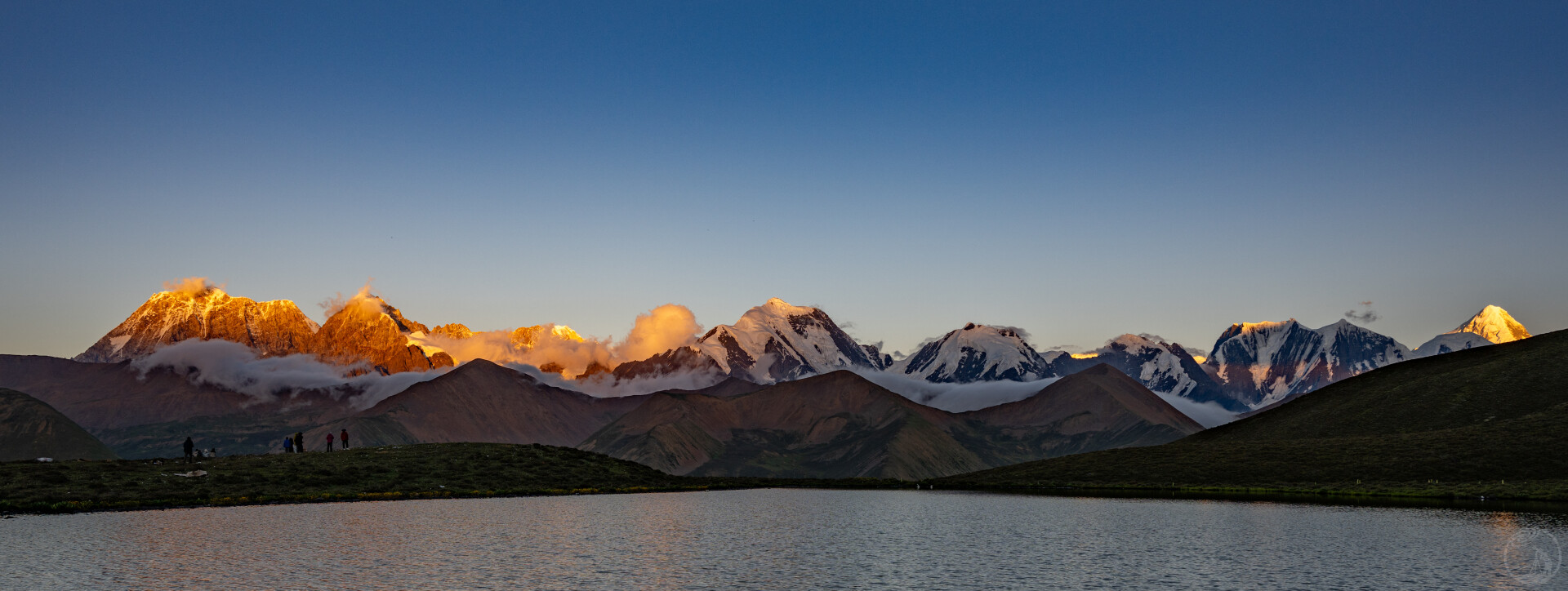 贡嘎雪山星空银河