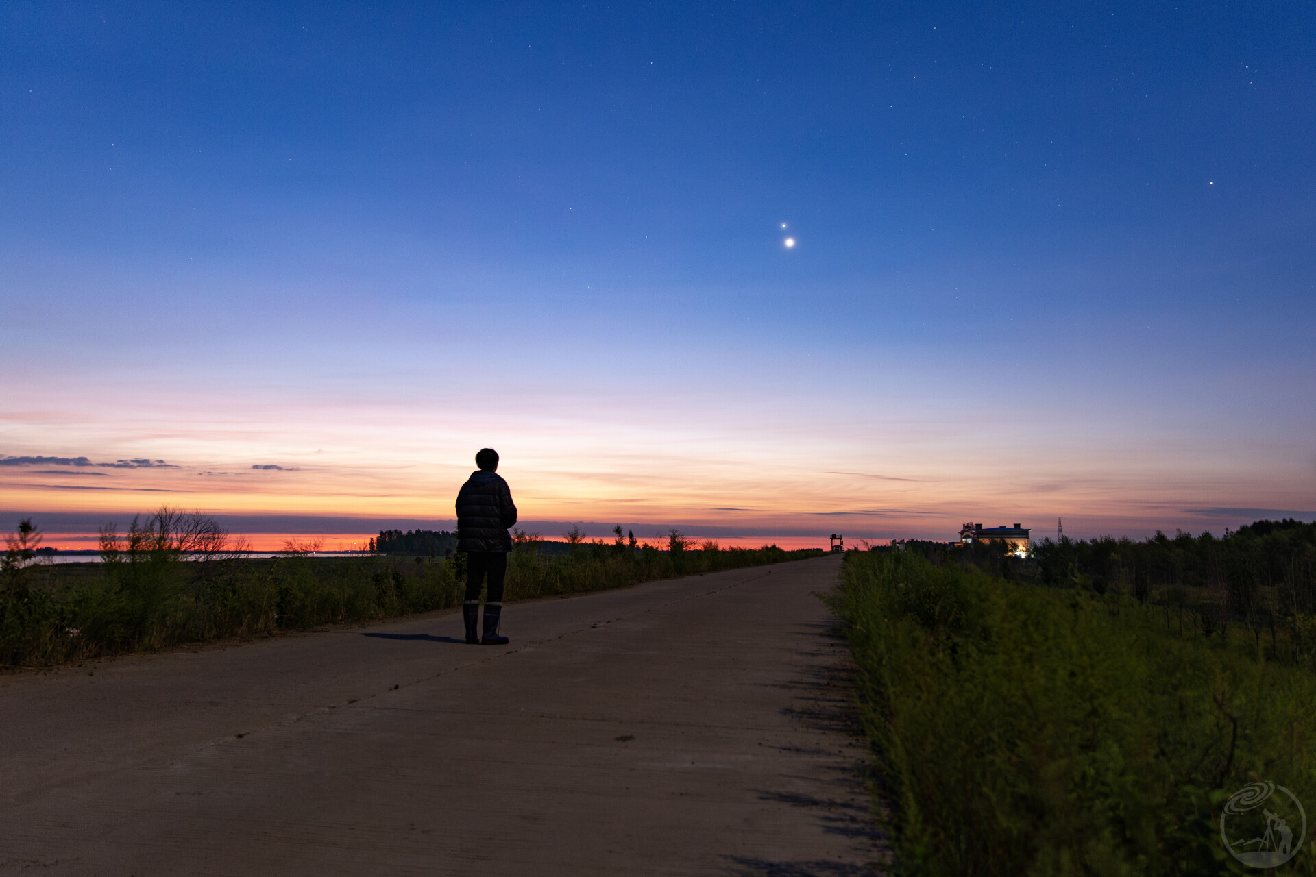 黎明前的金星、木星极近相伴
