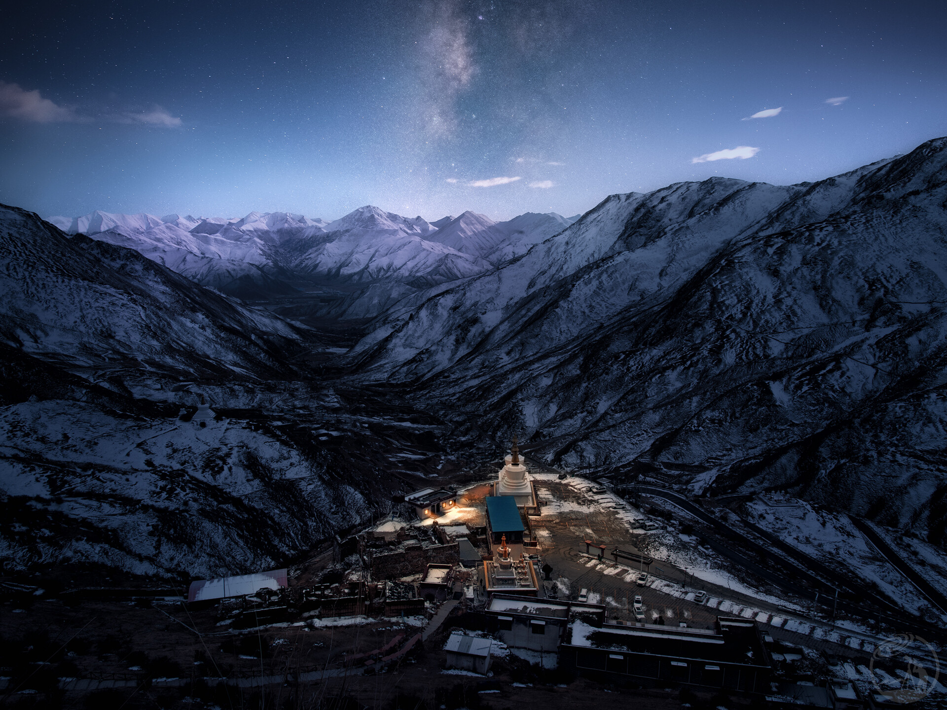 夜空中白雪皑皑的扎叶巴寺