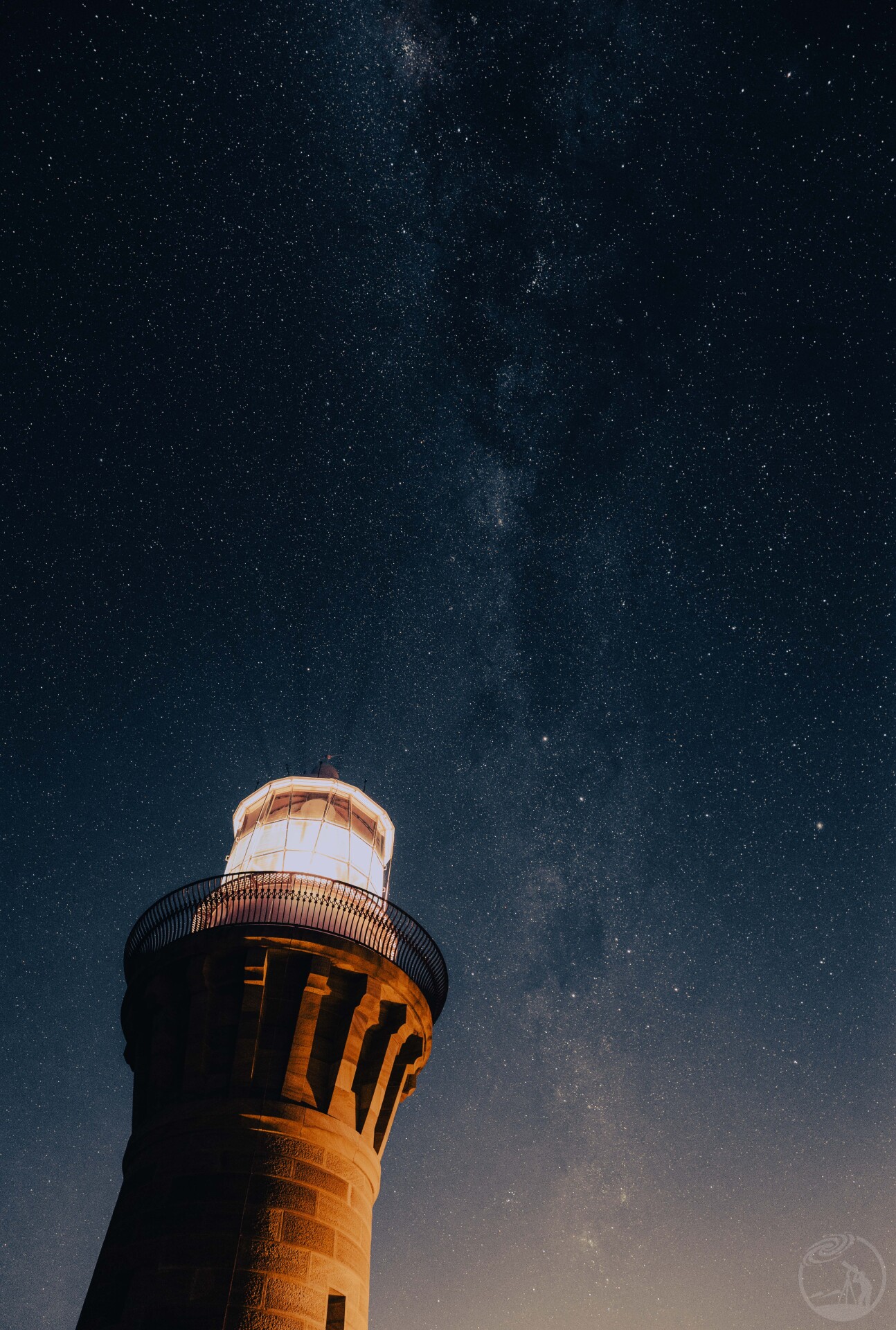 灯塔与银河的夜叙