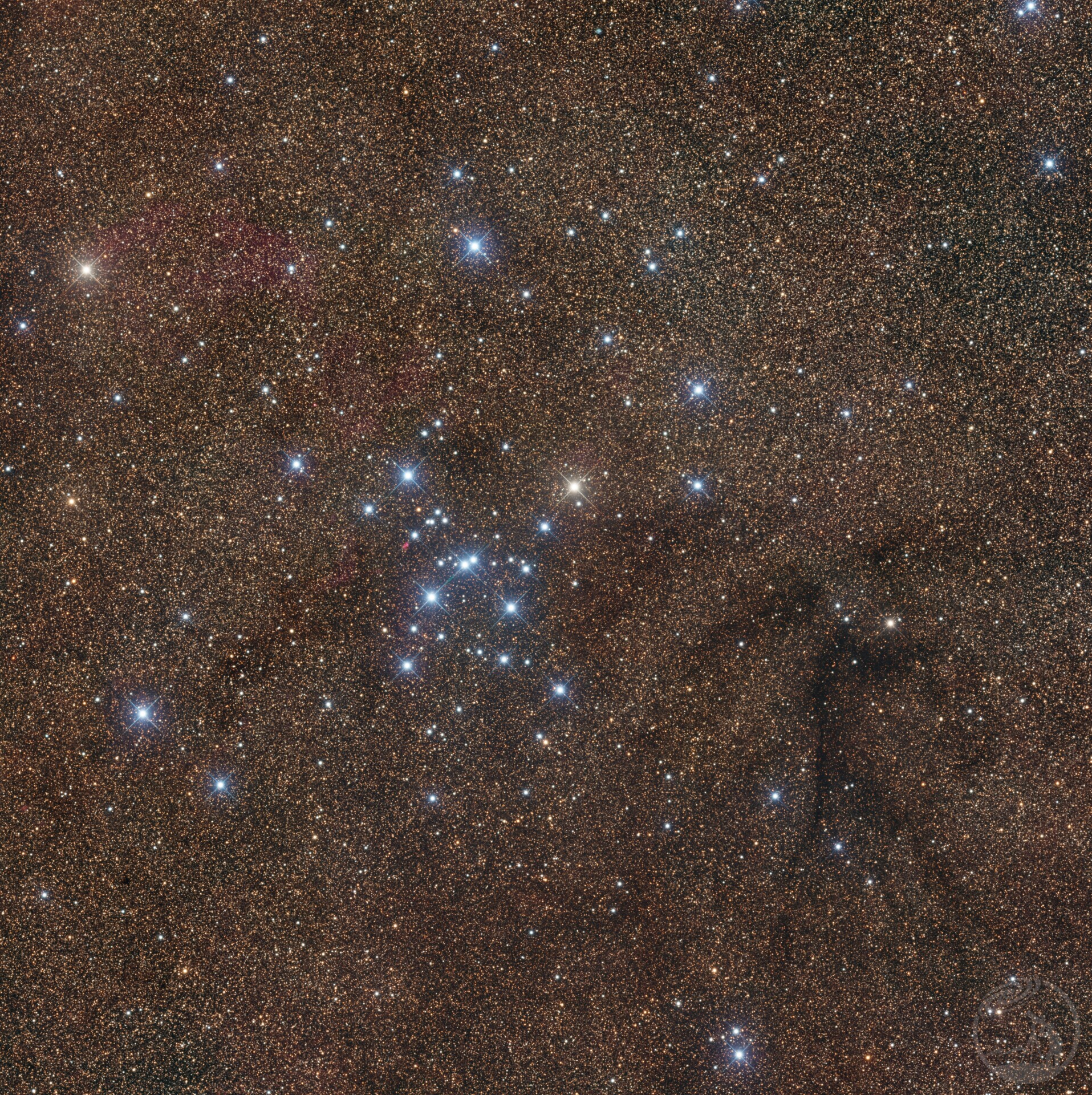 托勒密星团（M7）：天蝎座悬臂上的星光与电离氢辉光