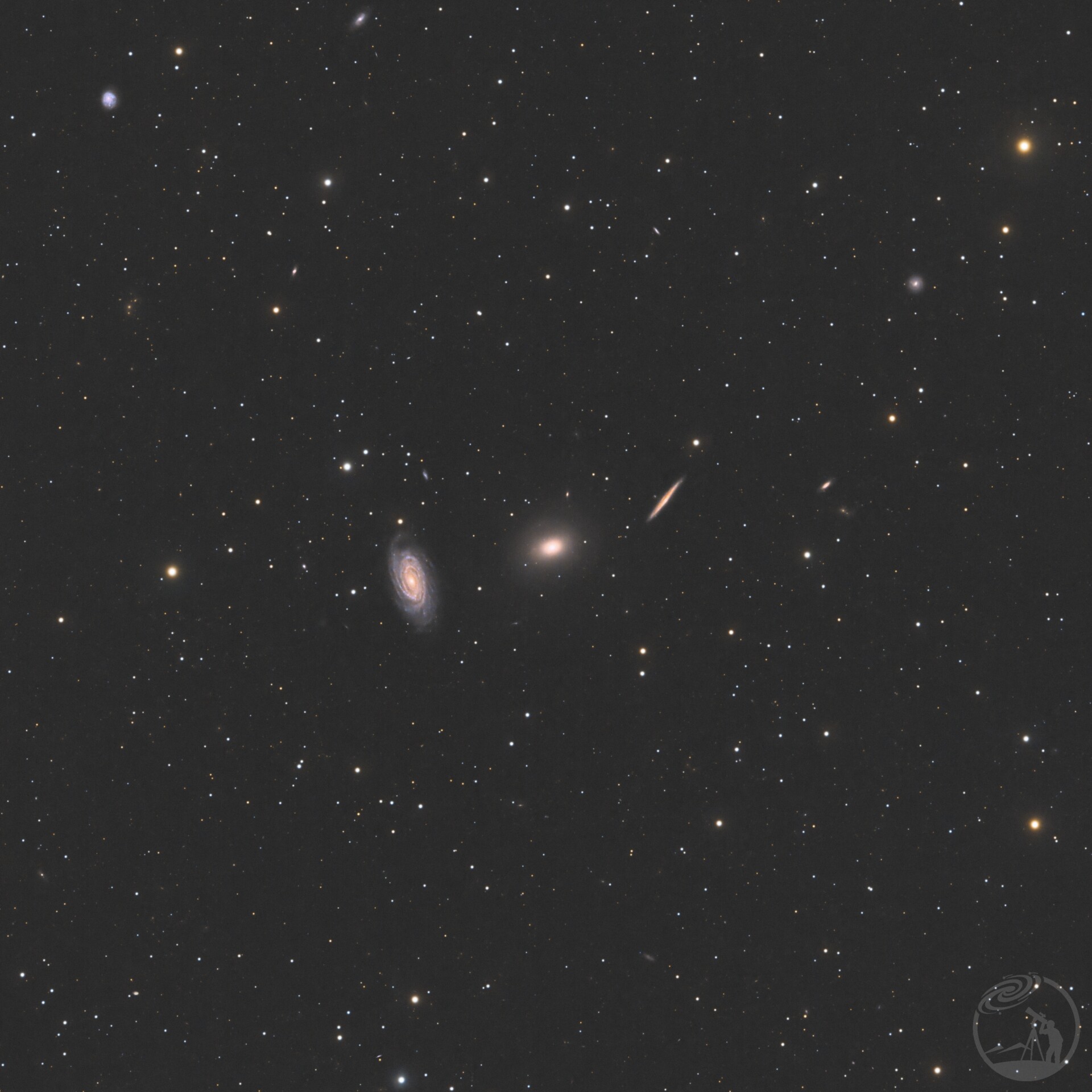 NGC5982三个星系