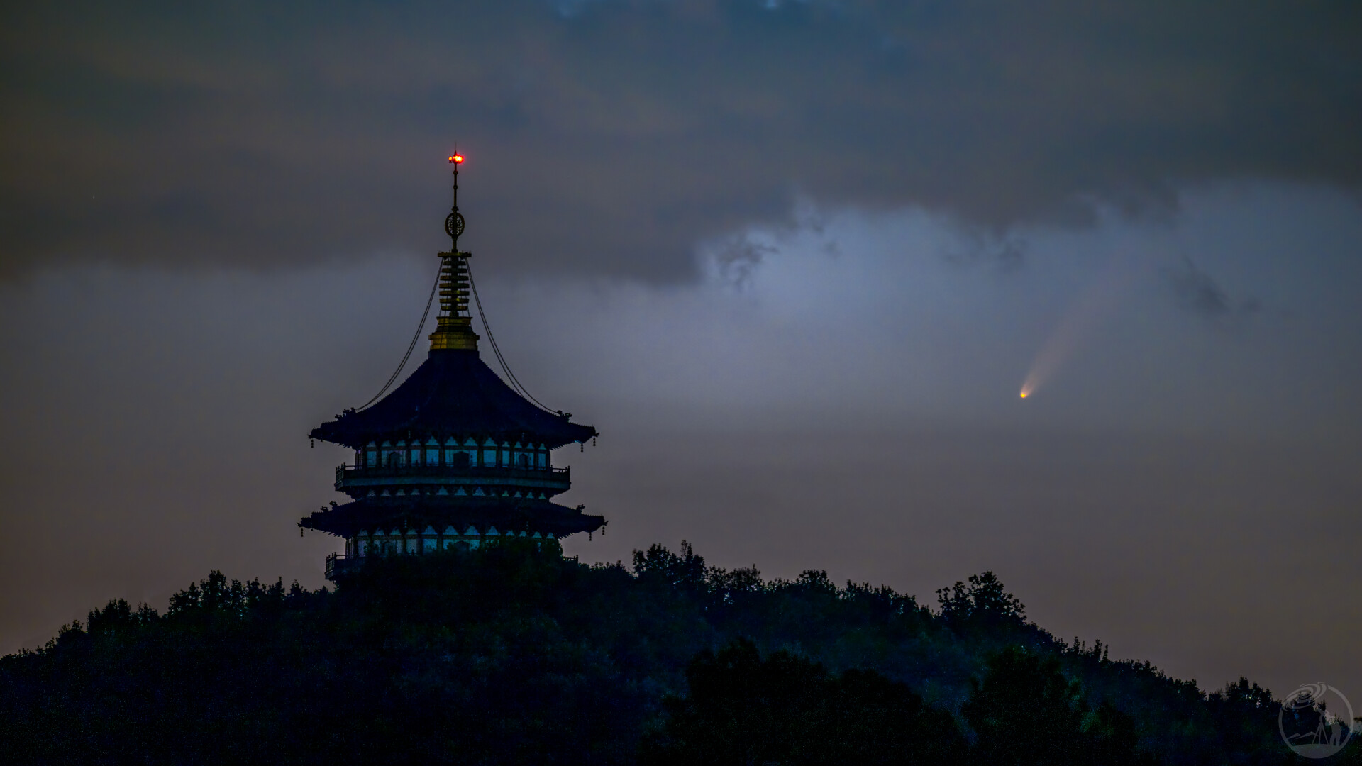 雷峰塔遇见紫金山-ATLAS彗星