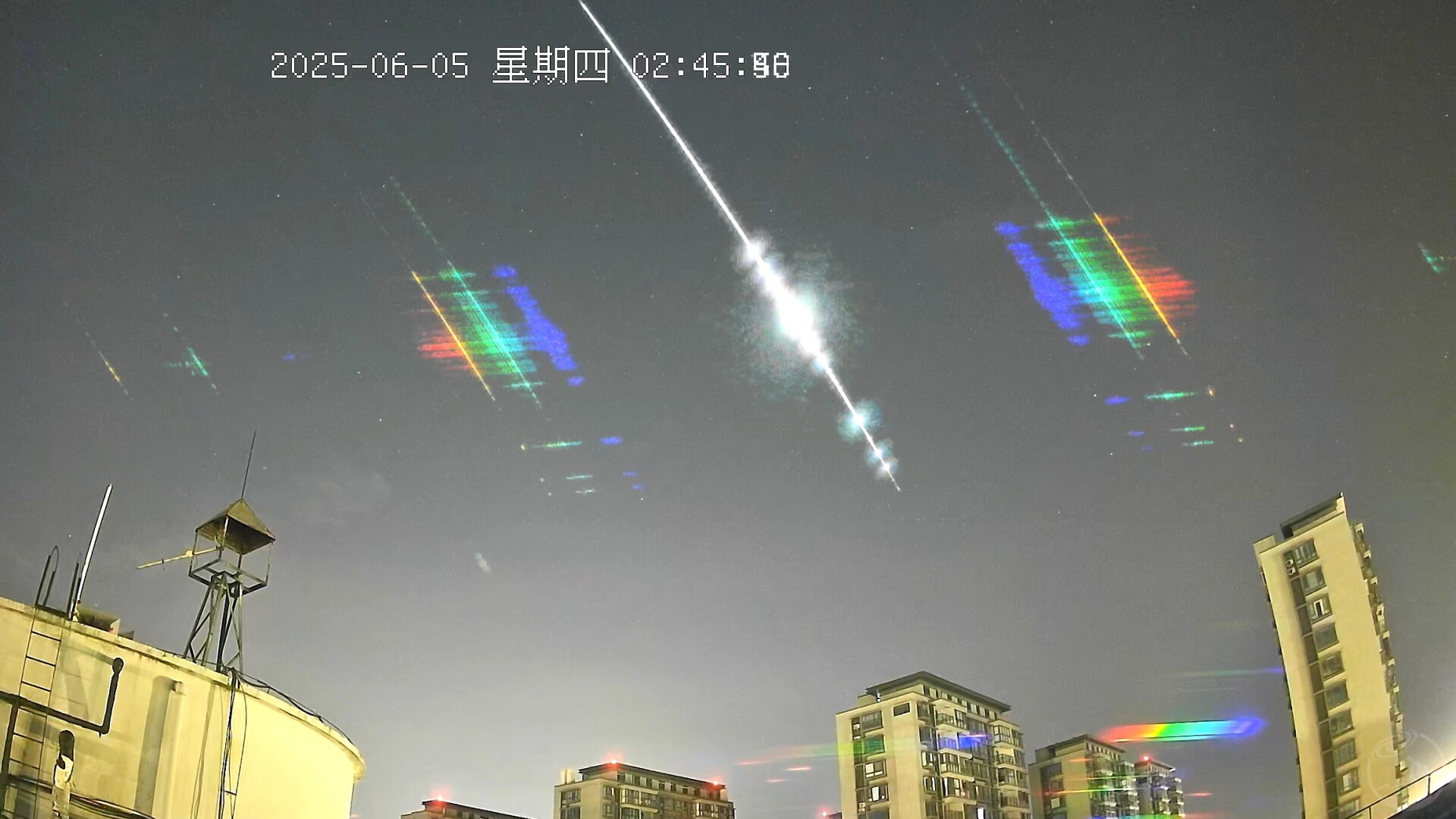 城市上空的火流星光谱
