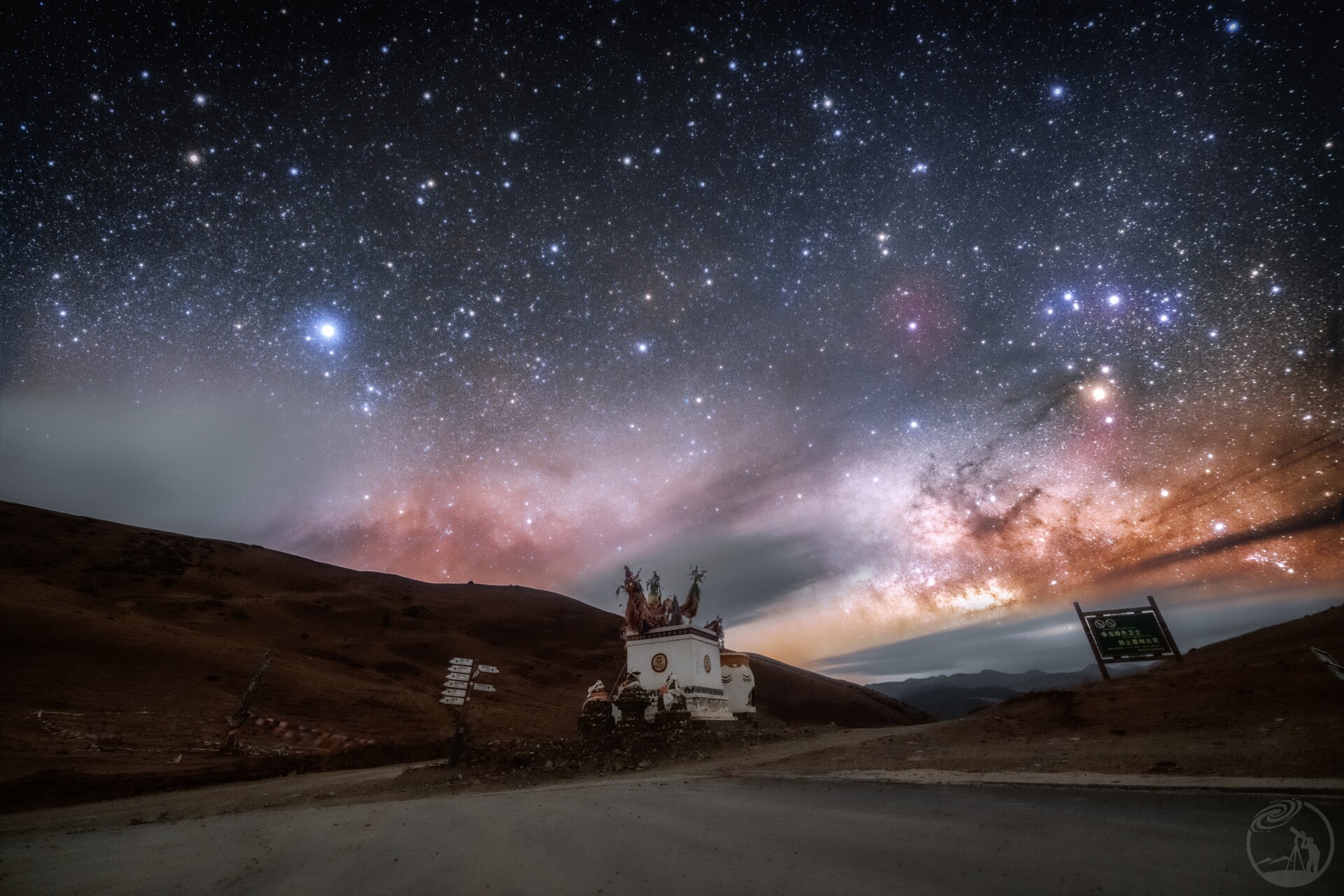 星空下的佛塔