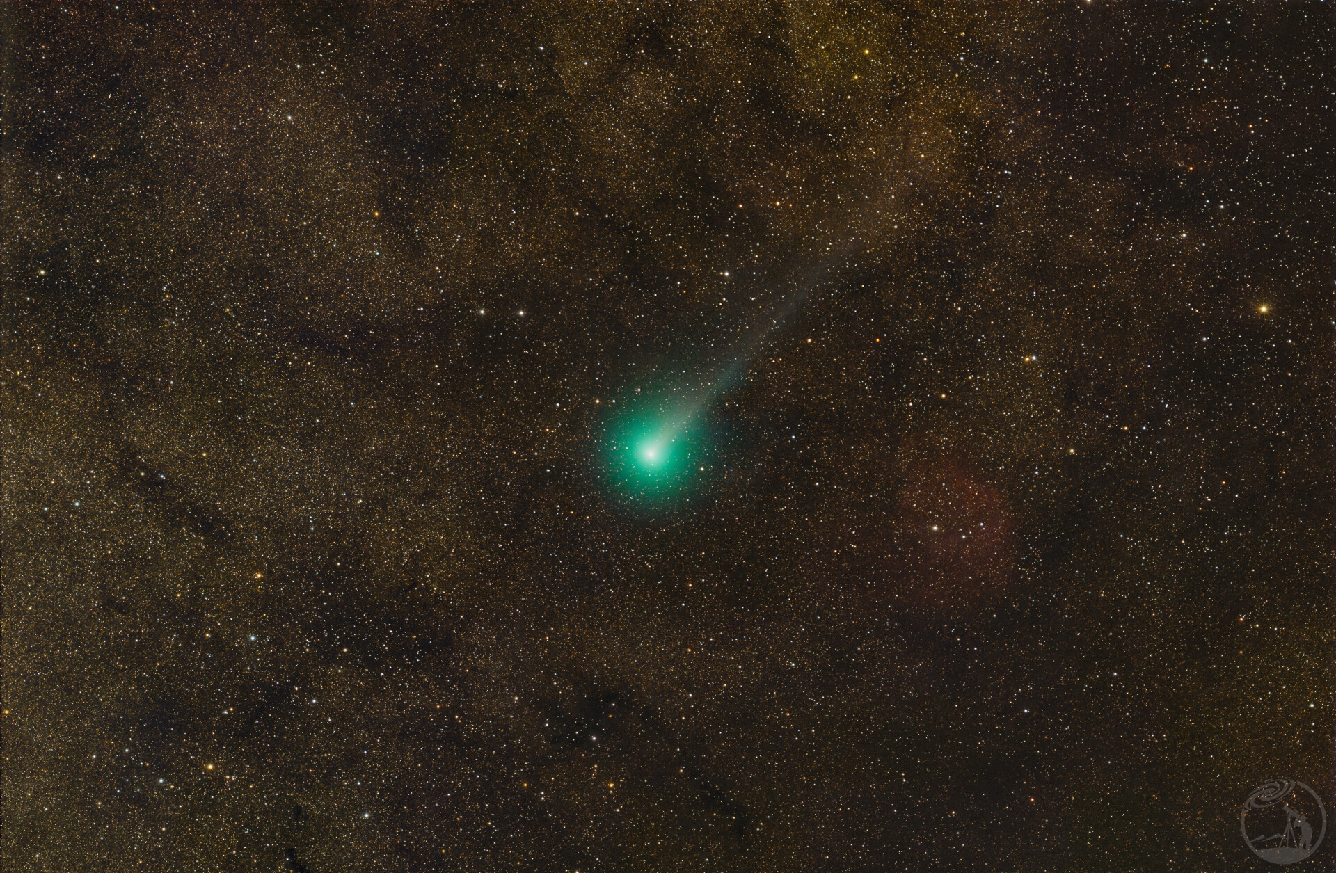 C/2025 R2(SWAN)彗星划过银河中的RCW158