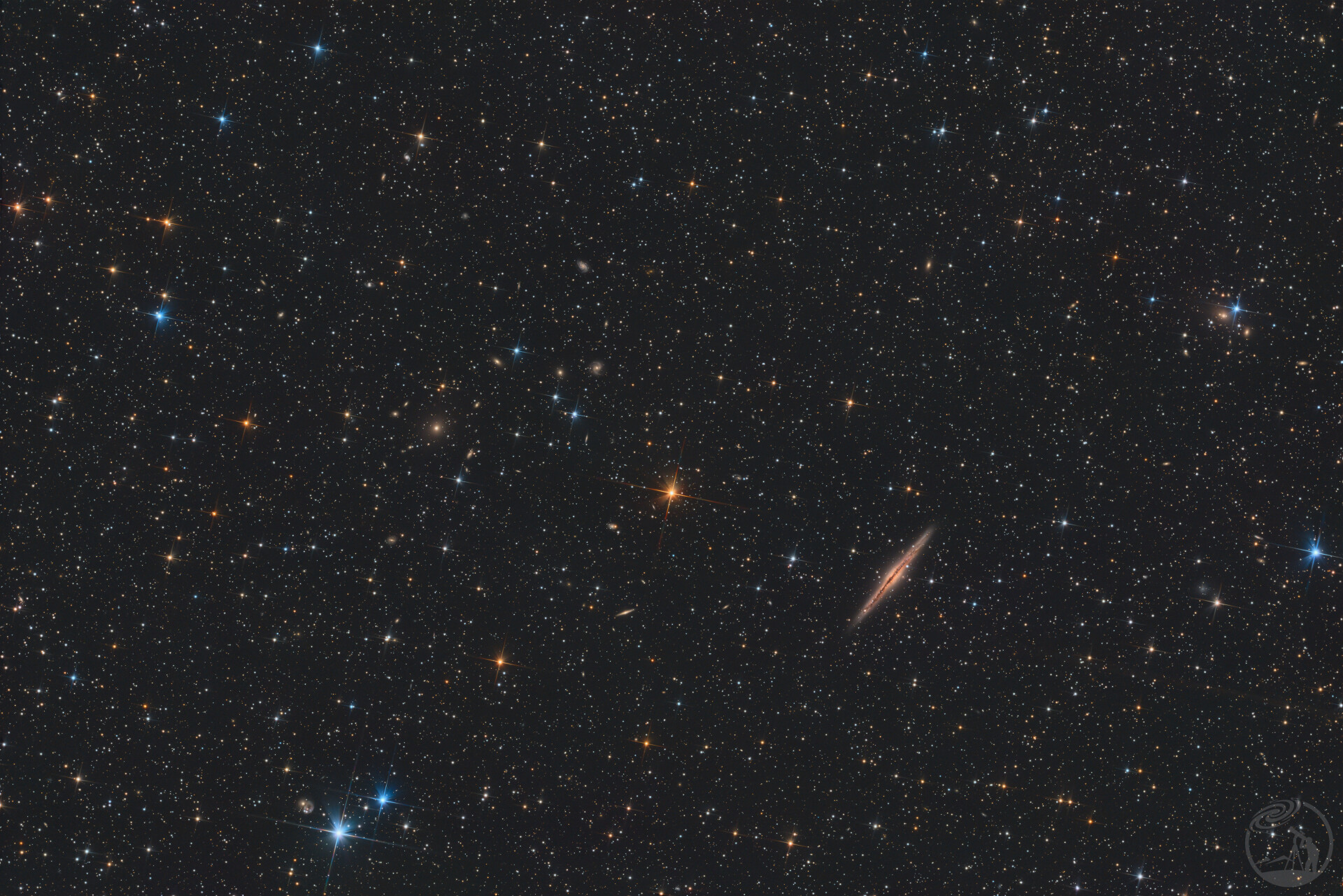 银裂星系及其周围星系群