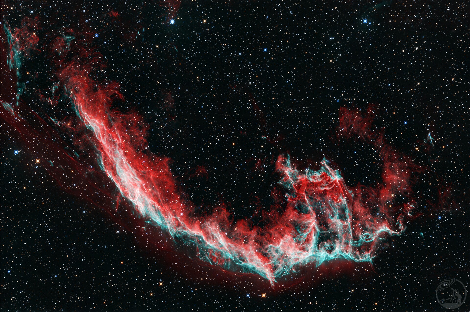 星尘织就的绯红面纱