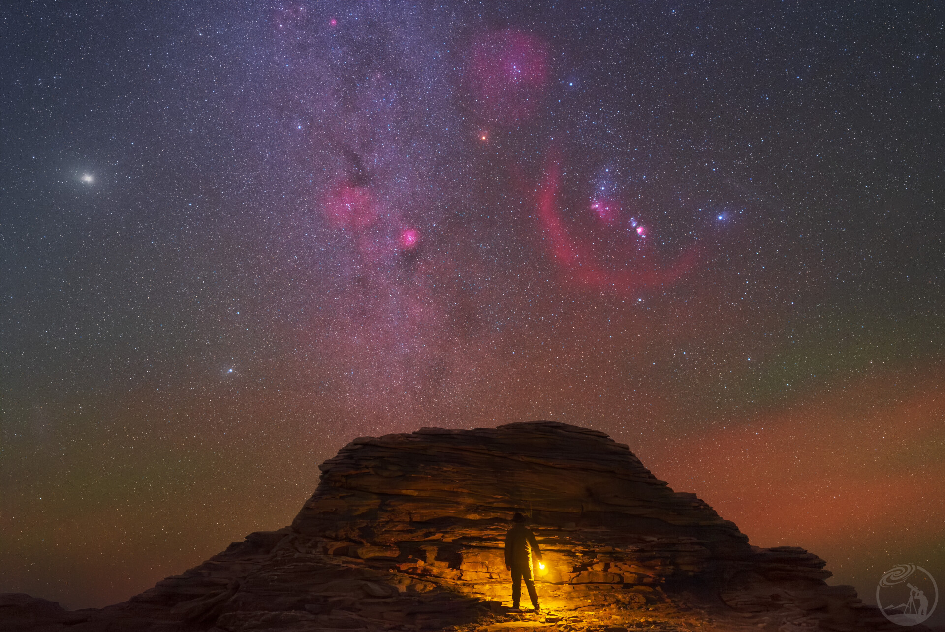 在苏尼特石林，与冬季银河和猎户座合影