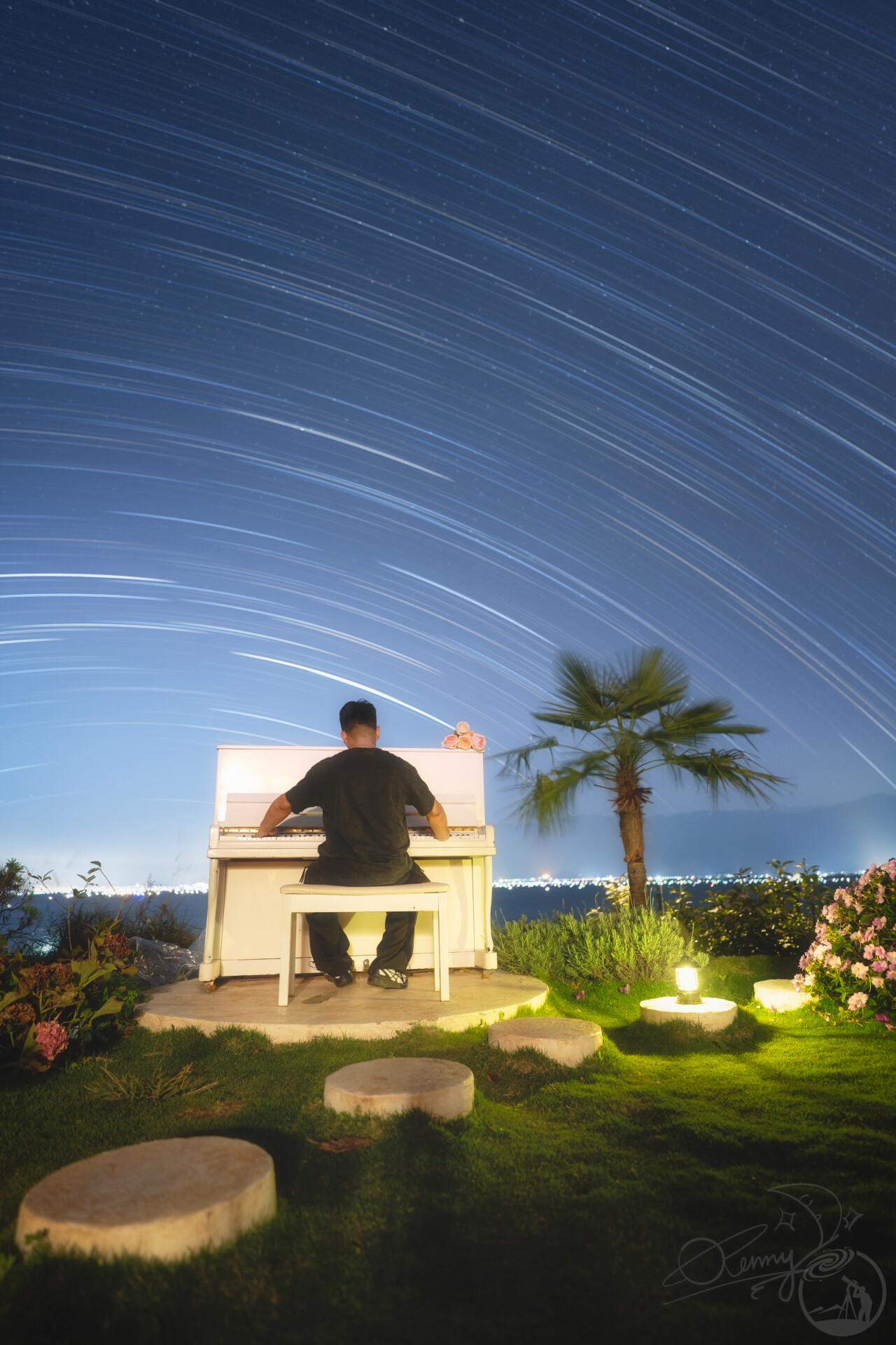 在山顶上弹着你的歌