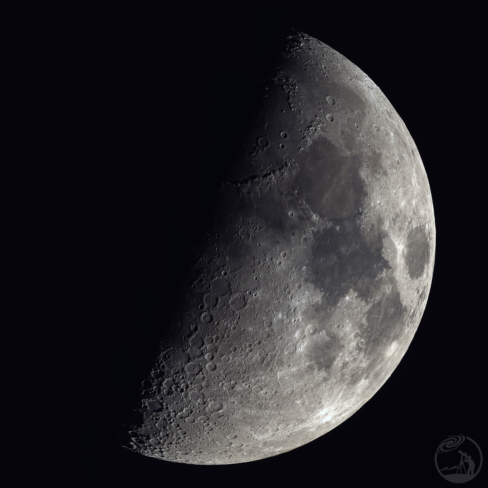 差不多一半的上弦月