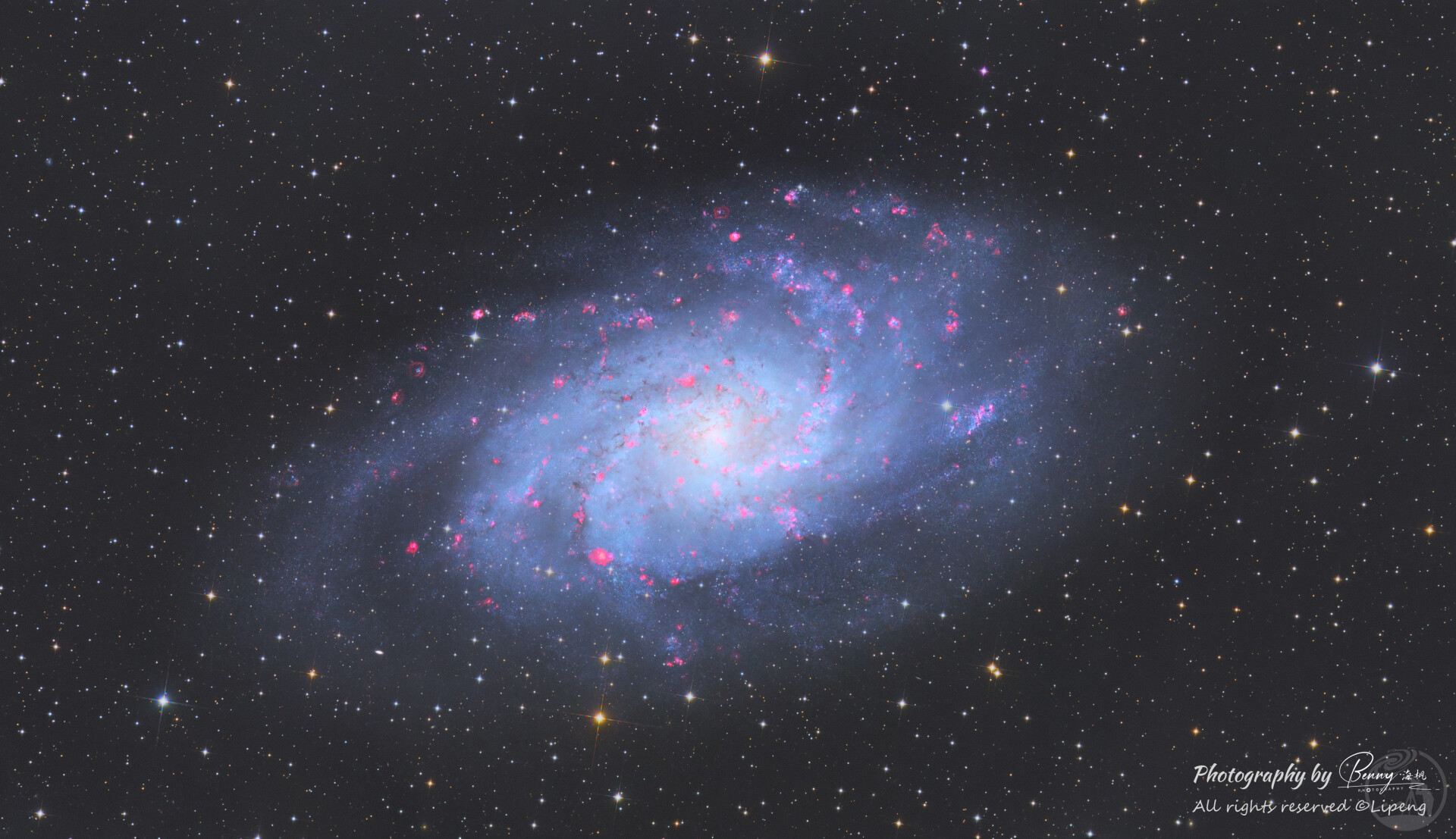 M33三角座星系