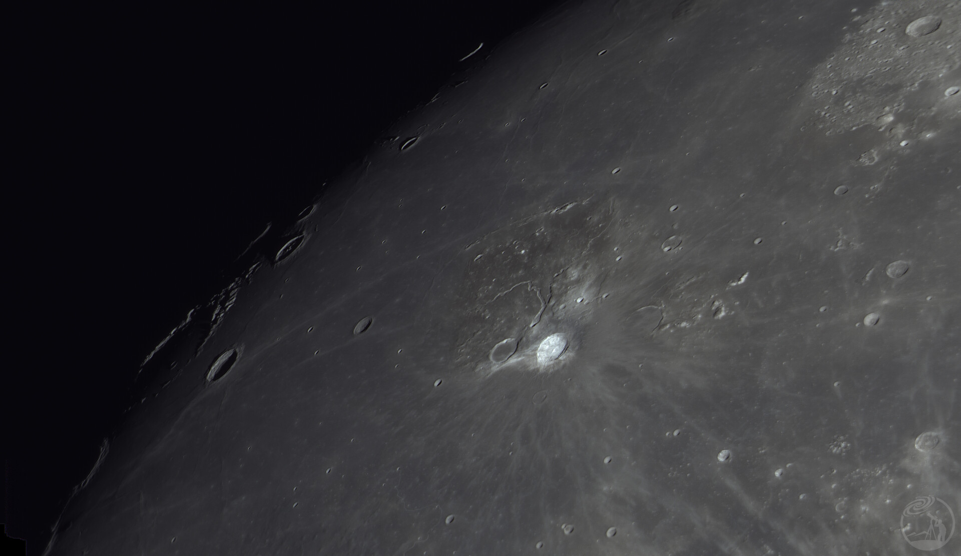 阿里斯塔克陨石坑特写