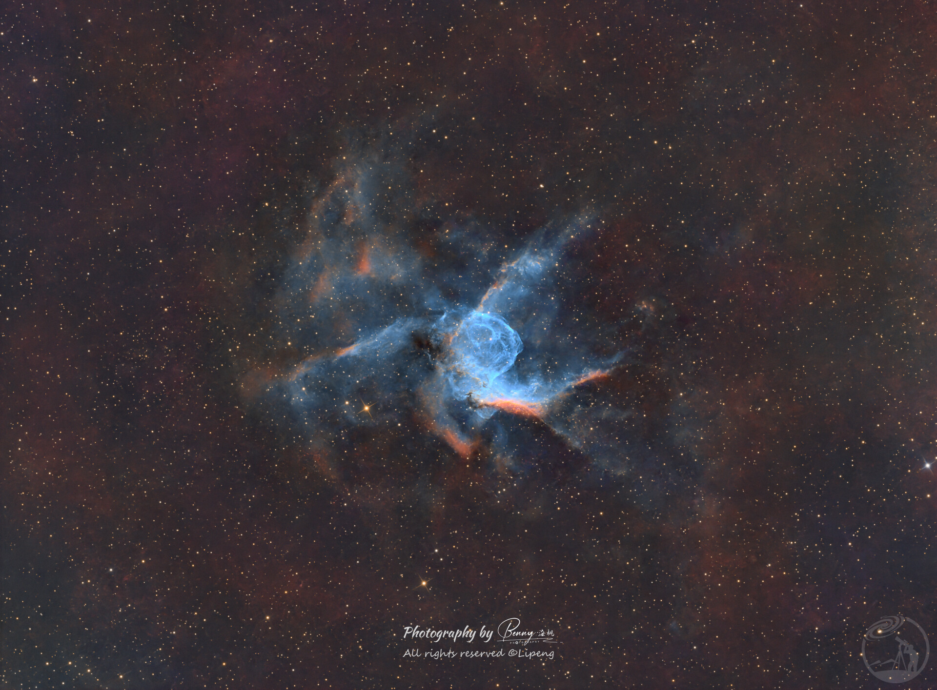 满月时上海市中心拍摄的雷神头盔快餐