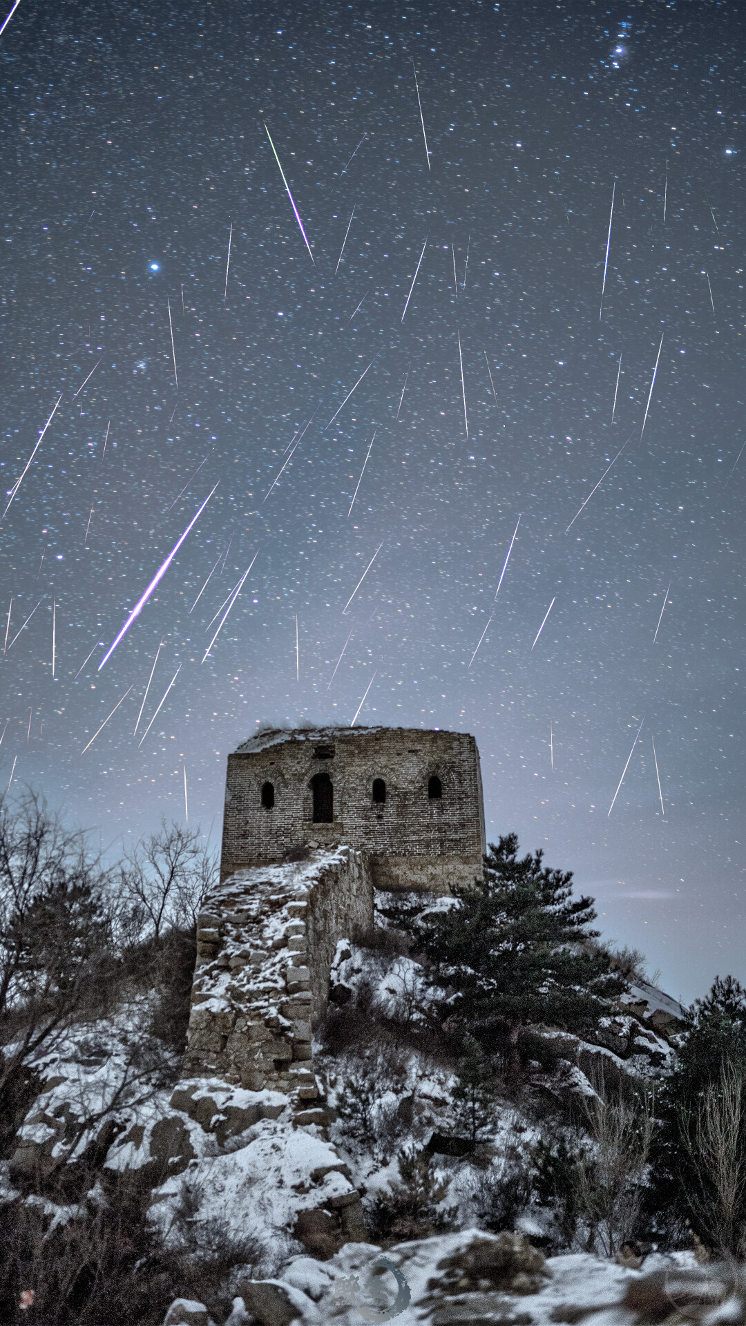星垂古戍，雪映流光-古长城的双子座流星雨雪景