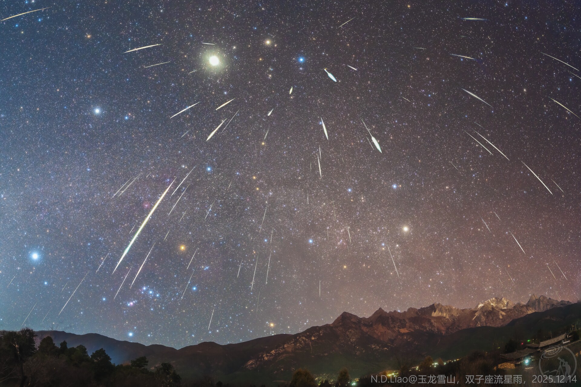 玉龙雪山上的双子座流星雨
