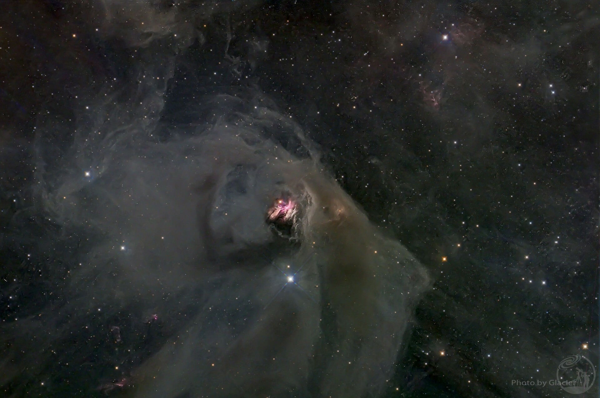 NGC 1555（欣德变光星云）