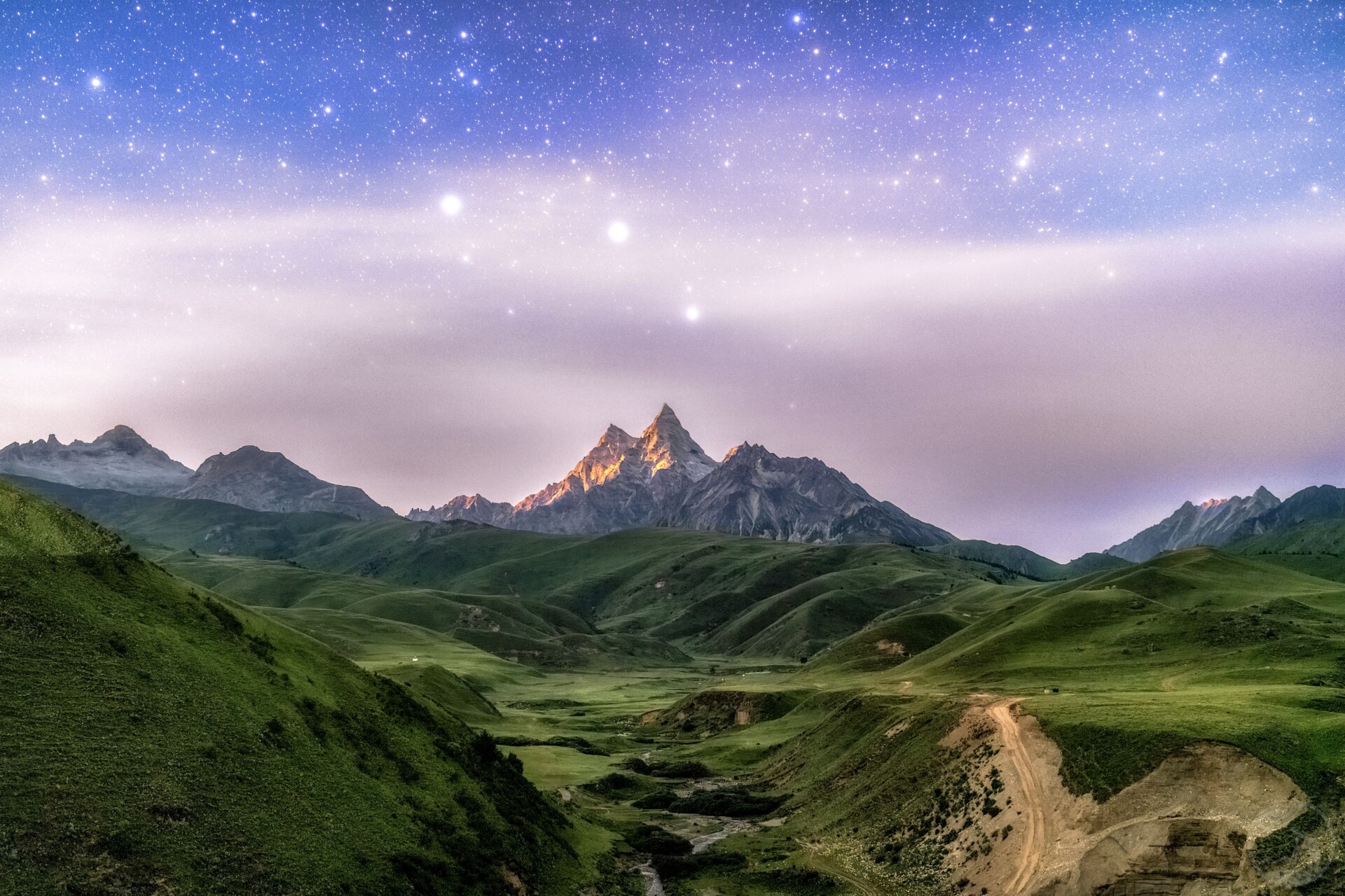 卡麦隆月照金山