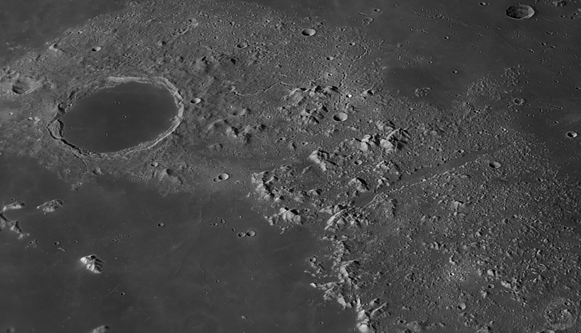 柏拉图环形山和阿尔卑斯月溪