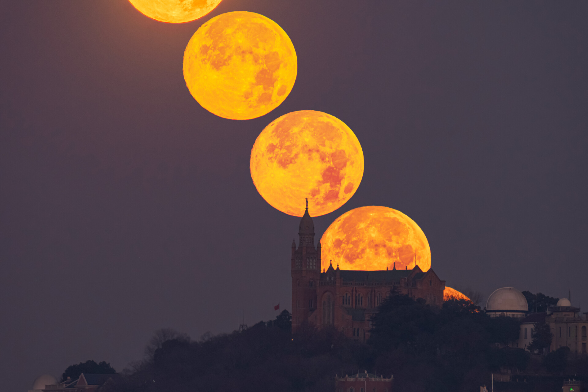 Amazing GRACE 新年首个超级满月悬远东第一教堂