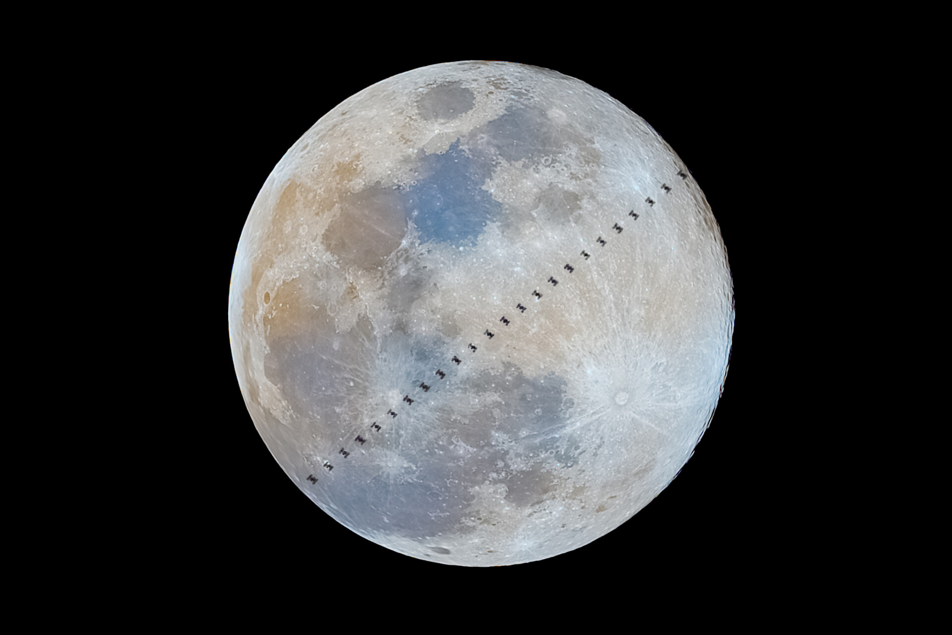 Dwarf3拍摄国际空间站凌新年第一个超级满月
