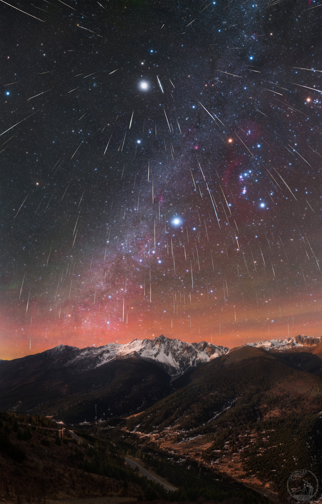 無名の雪山とふたご座流星群の奇跡