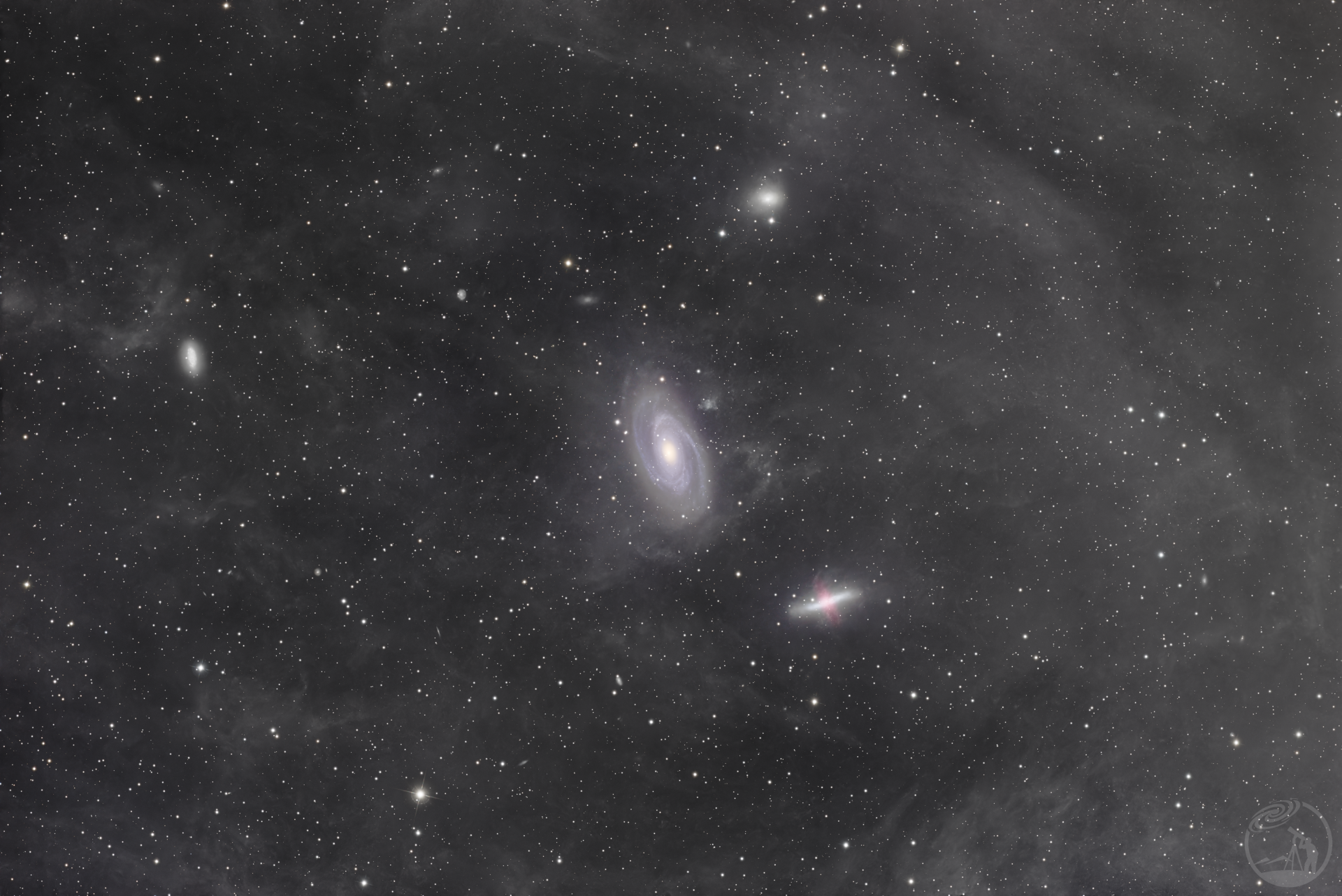 沐浴在暗云中的波德星系