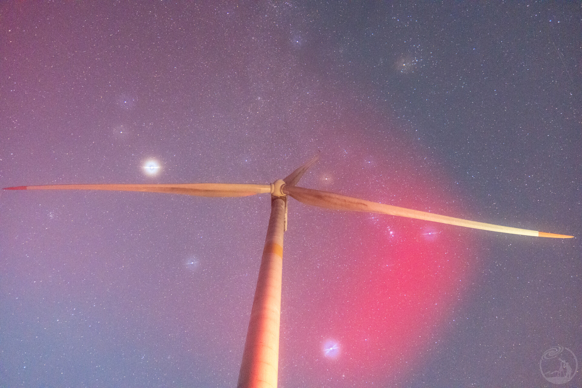 大自然柔焦下的风车冬季银河