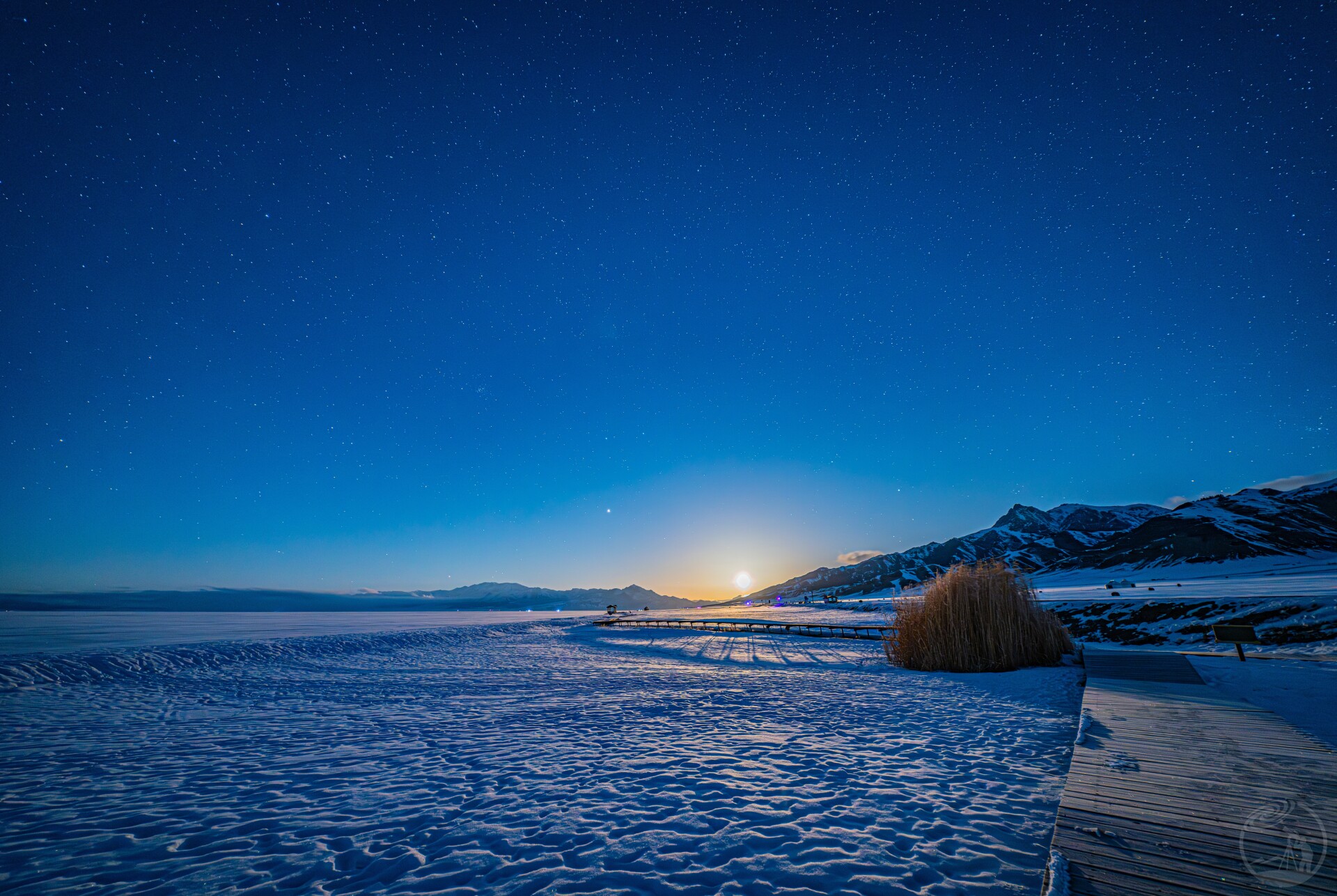 冬日赛里木湖月落与星空