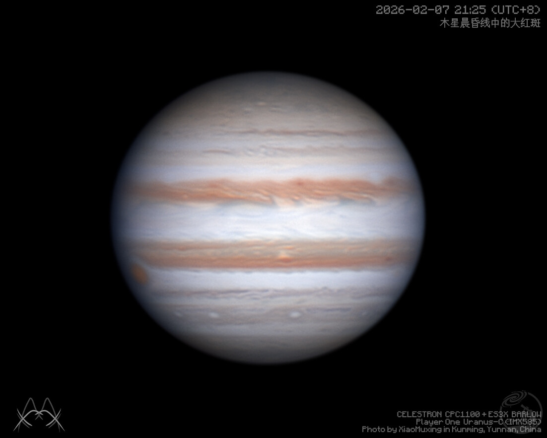 木星：从晨昏线中升起的大红斑