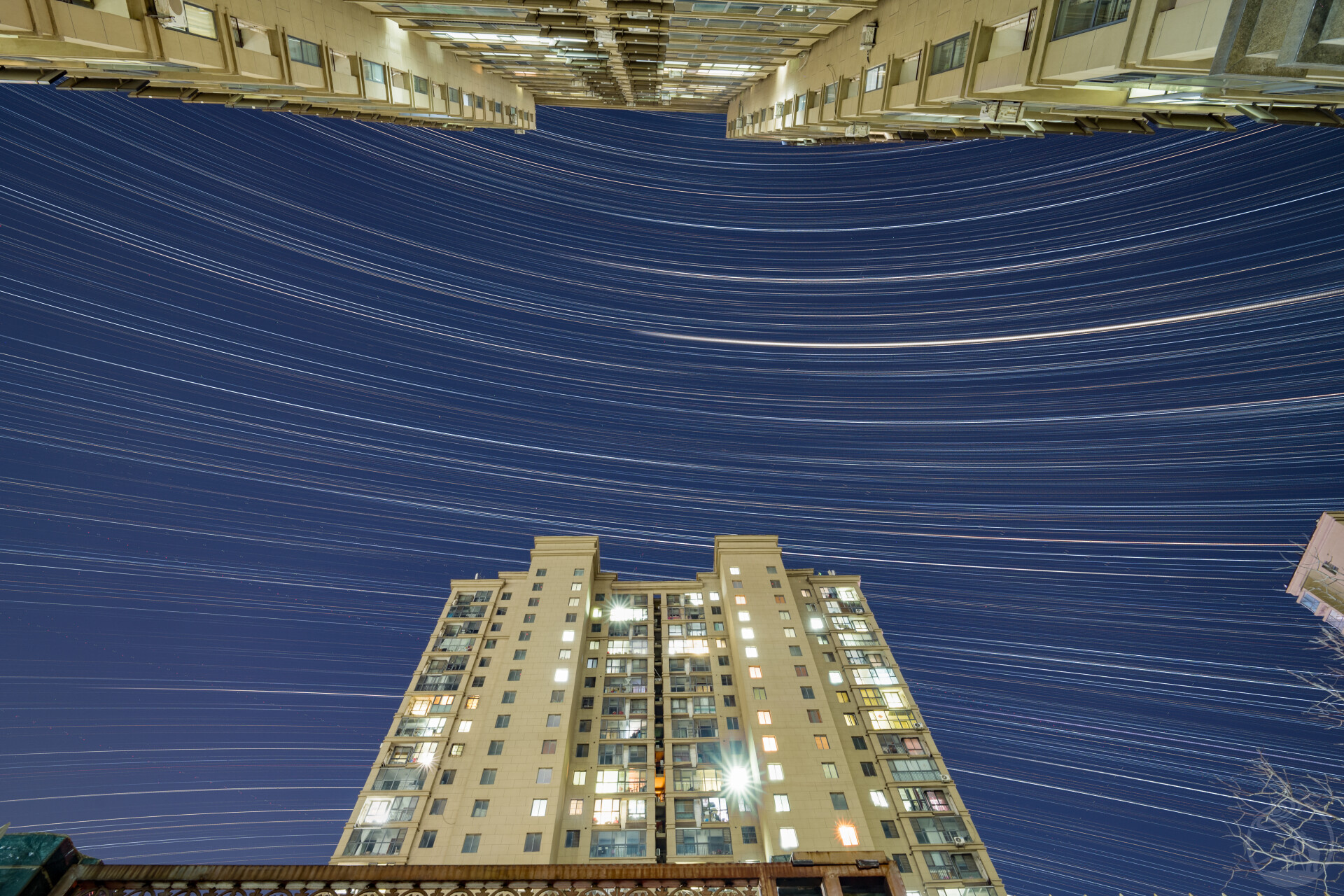 楼宇间，星斗转