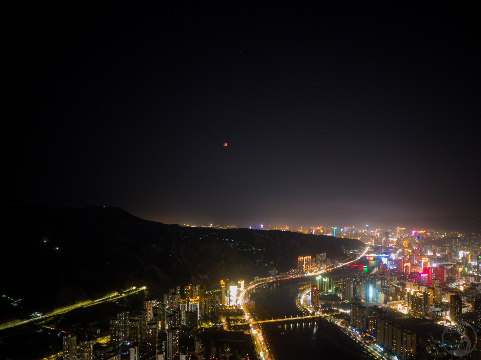 天上一轮红月亮，人间万点灯火明