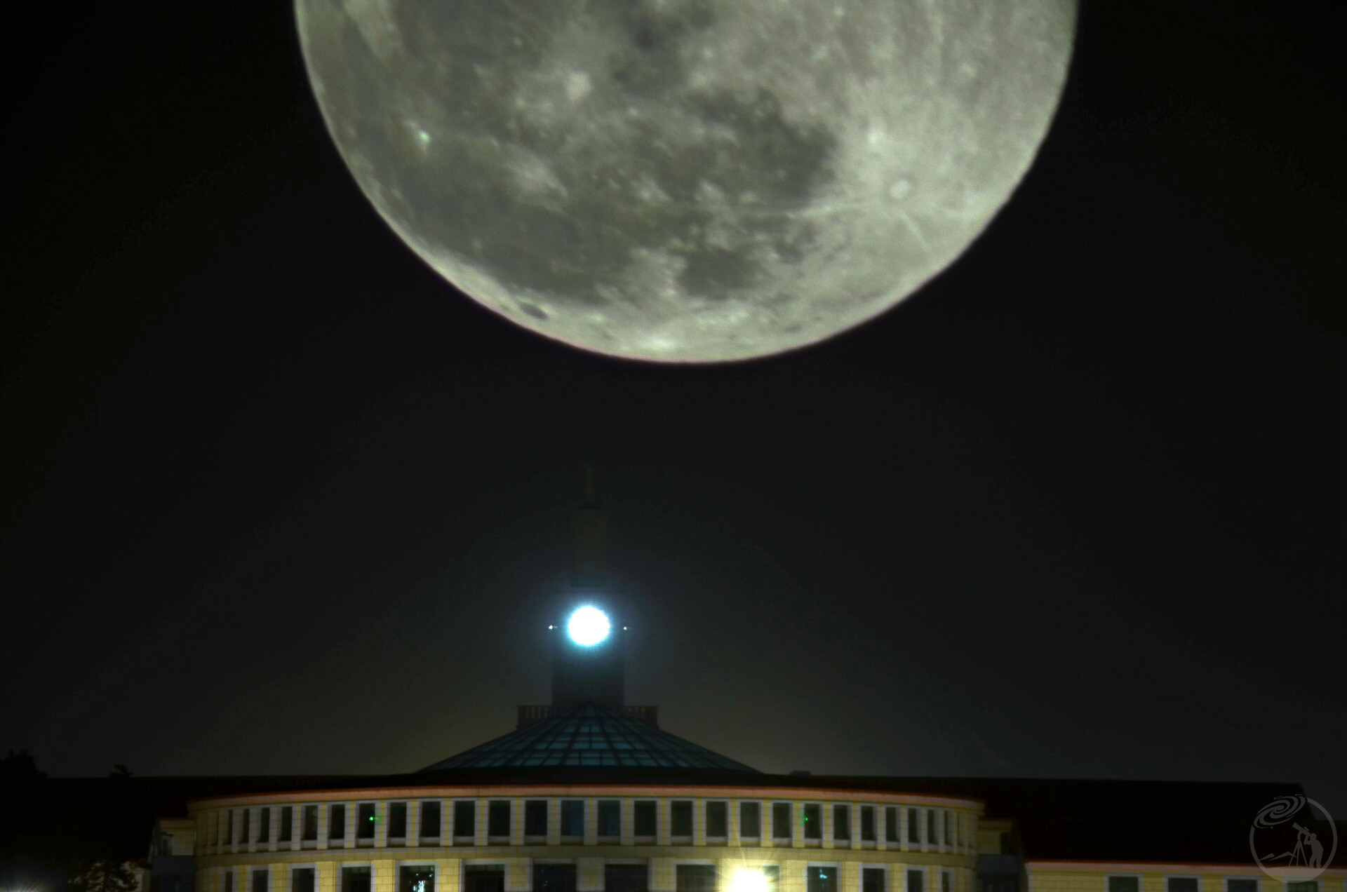 兰大至公楼与悬月