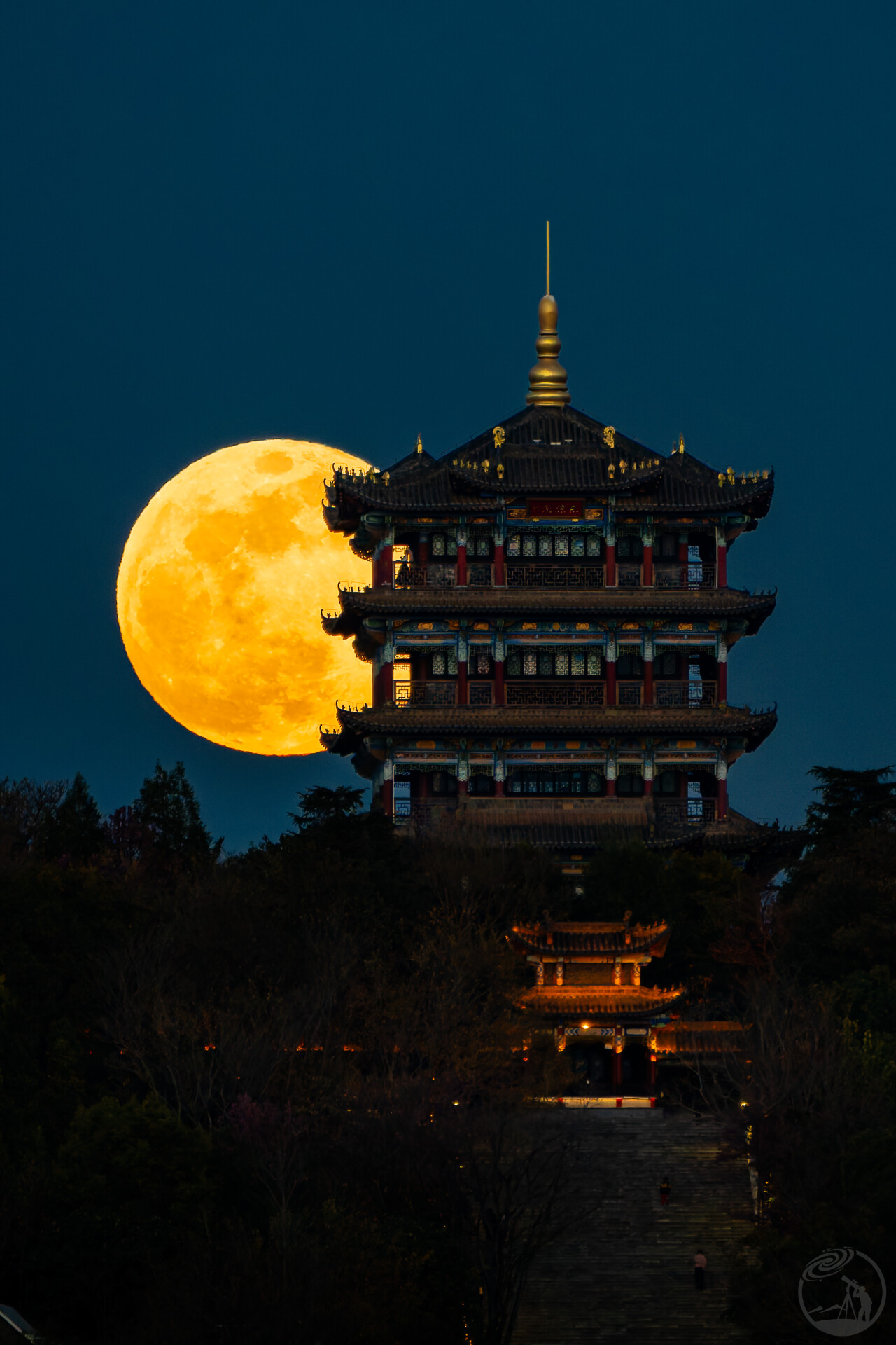 昆明呈贡三台山东骧阁悬月