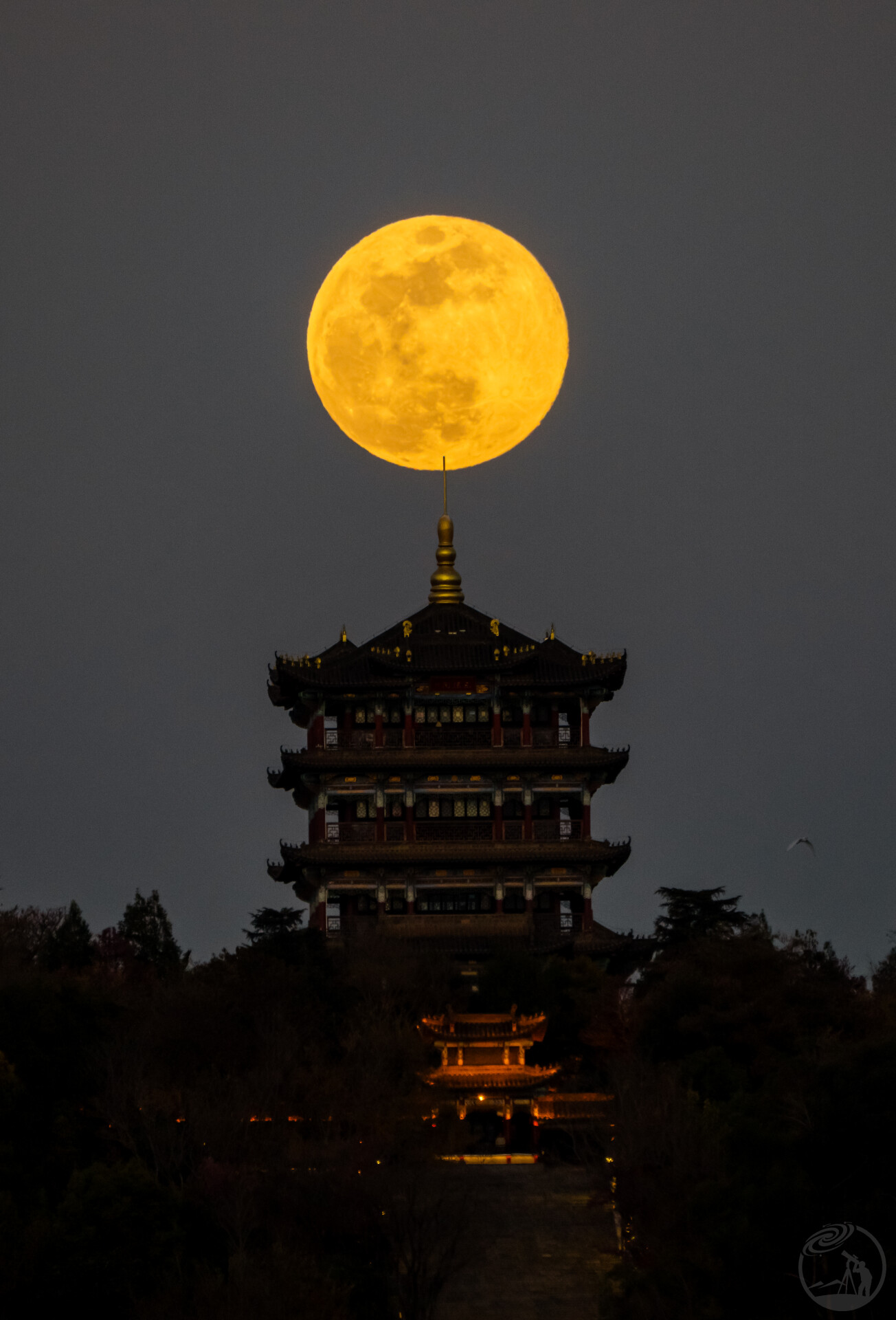 昆明呈贡三台山东骧阁悬月