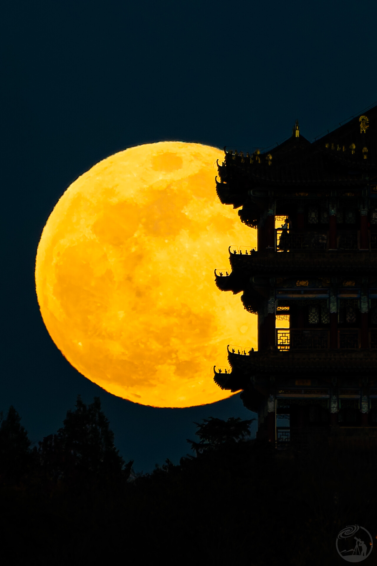 昆明呈贡三台山东骧阁悬月