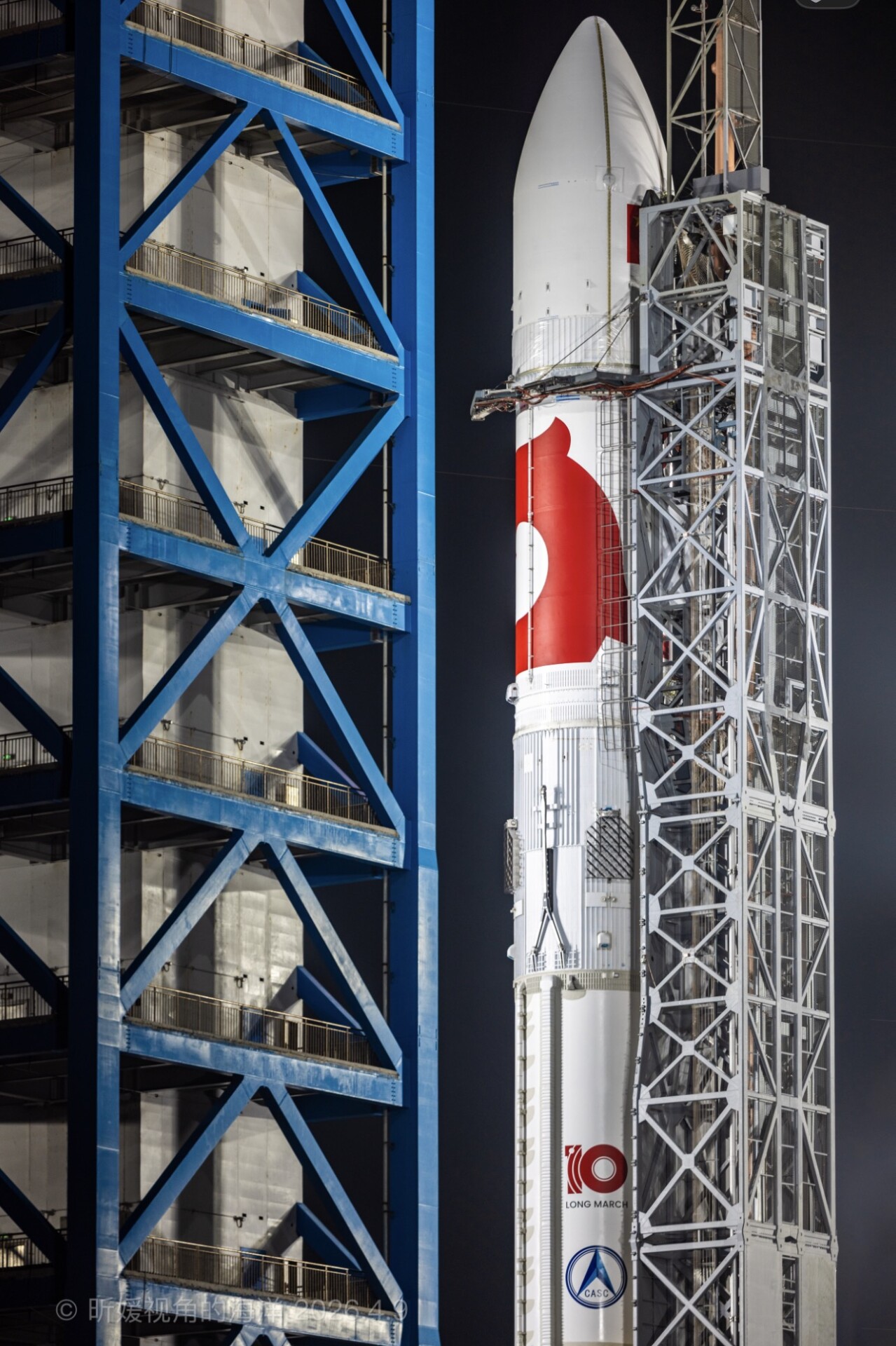 长征十号乙火箭屹立于大地之上