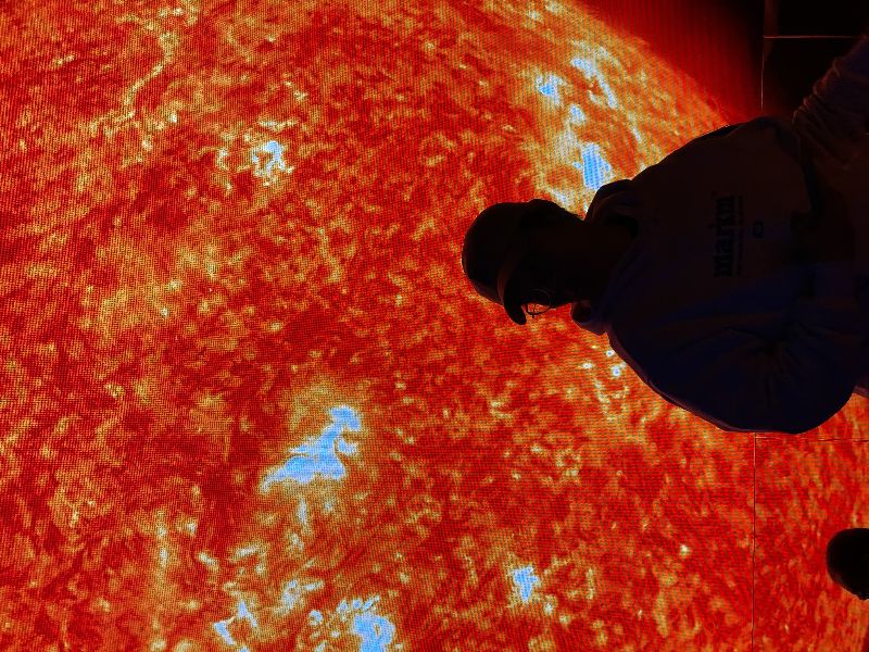 瓦蓝蓝的天上飞老楞