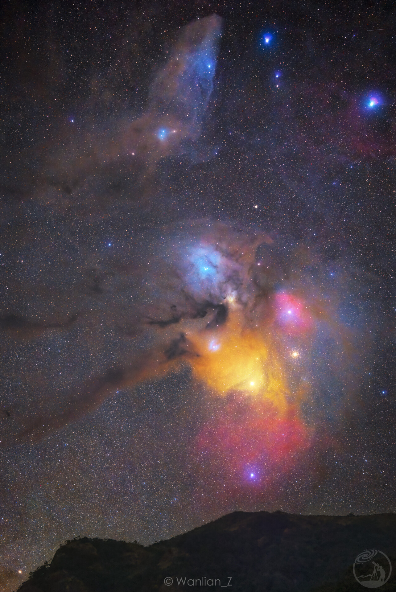 遥望彩云上山头