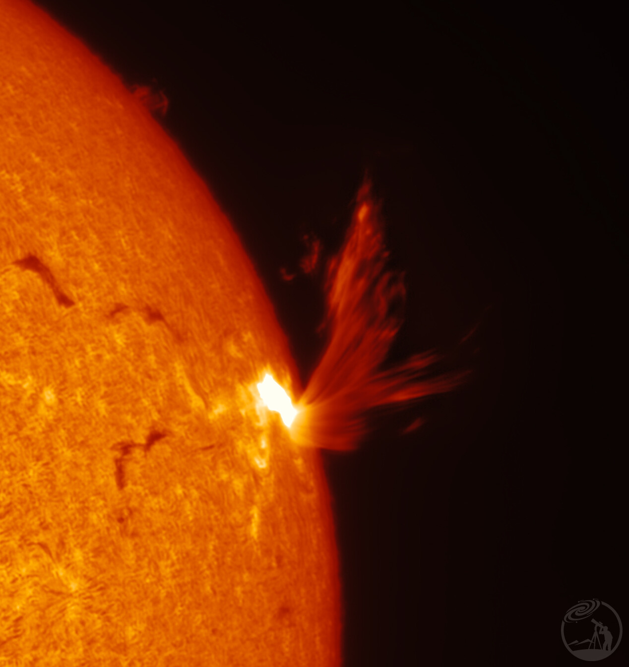 X2.52级大耀斑超级日珥喷发