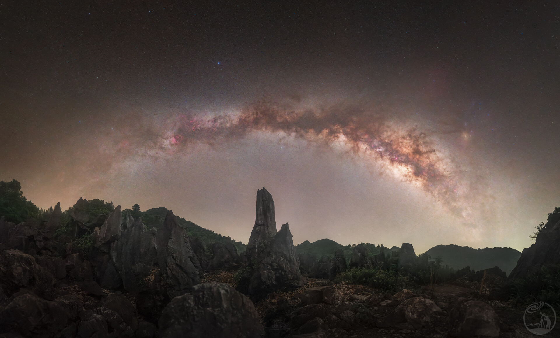 石林之上,星河漫卷