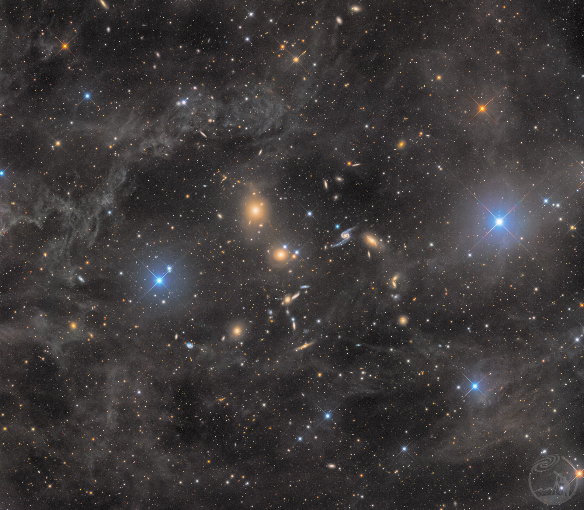 NGC83 尘埃中的星系群