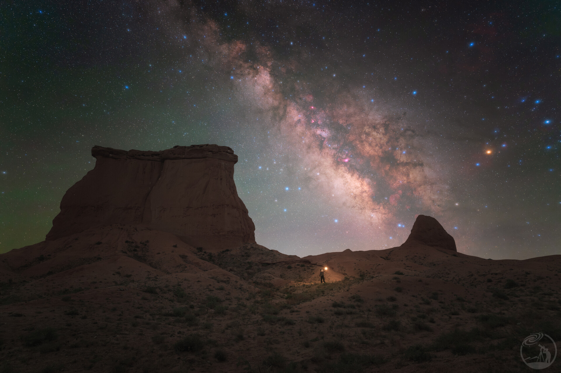 神驼风蚀岩银河星空