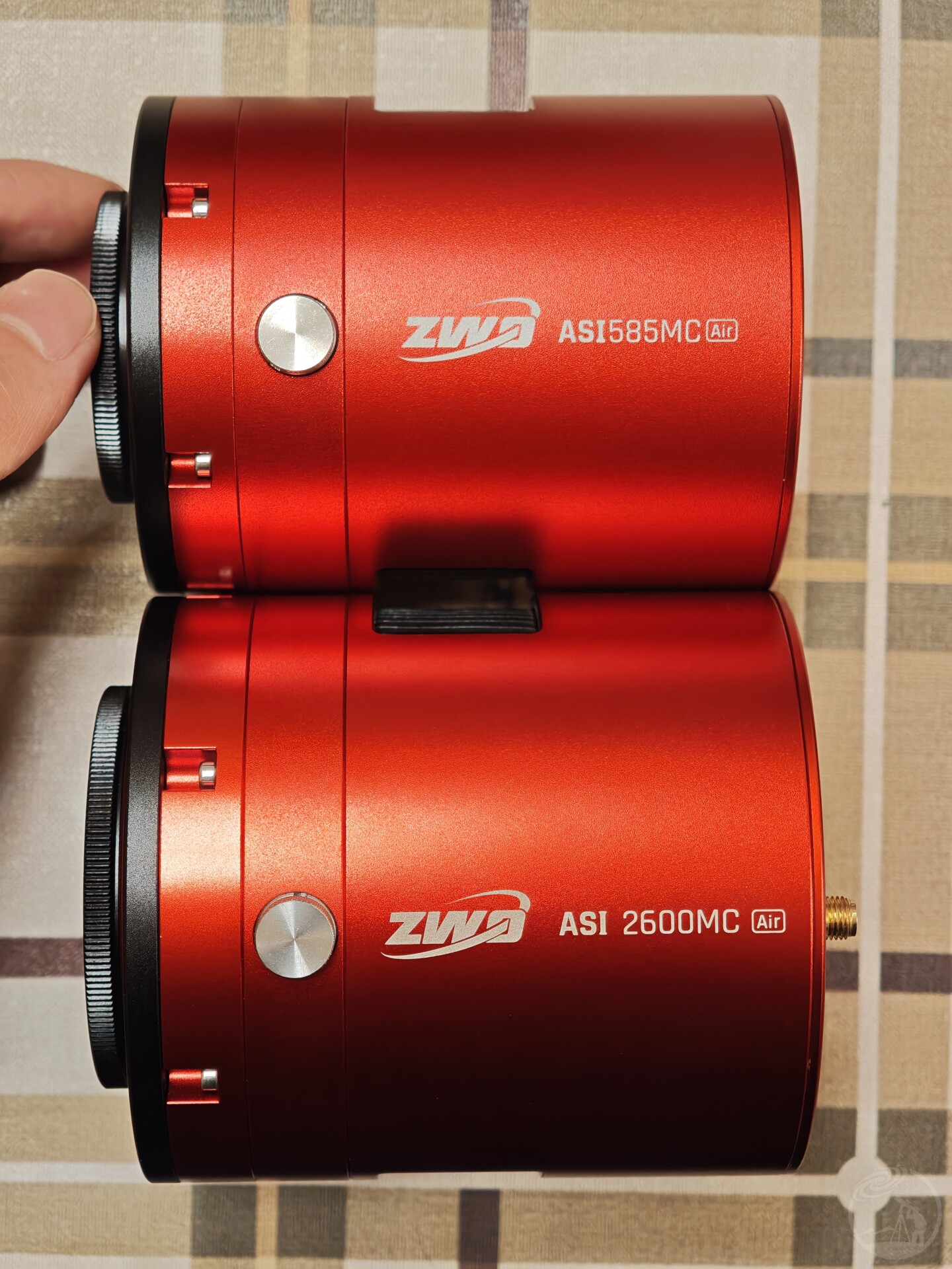 对比2600air和585air