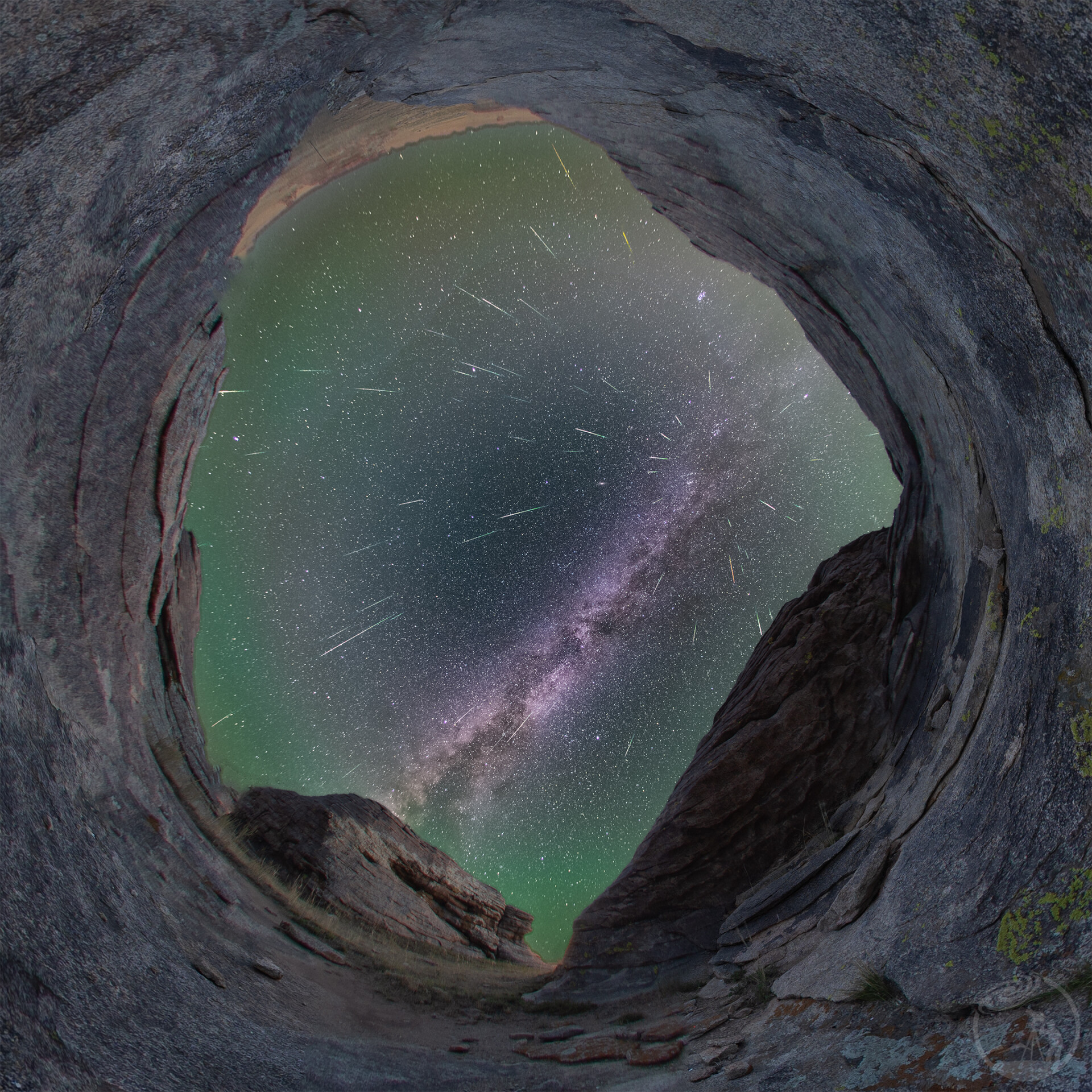 岩眶藏银汉 星火曳清瞳