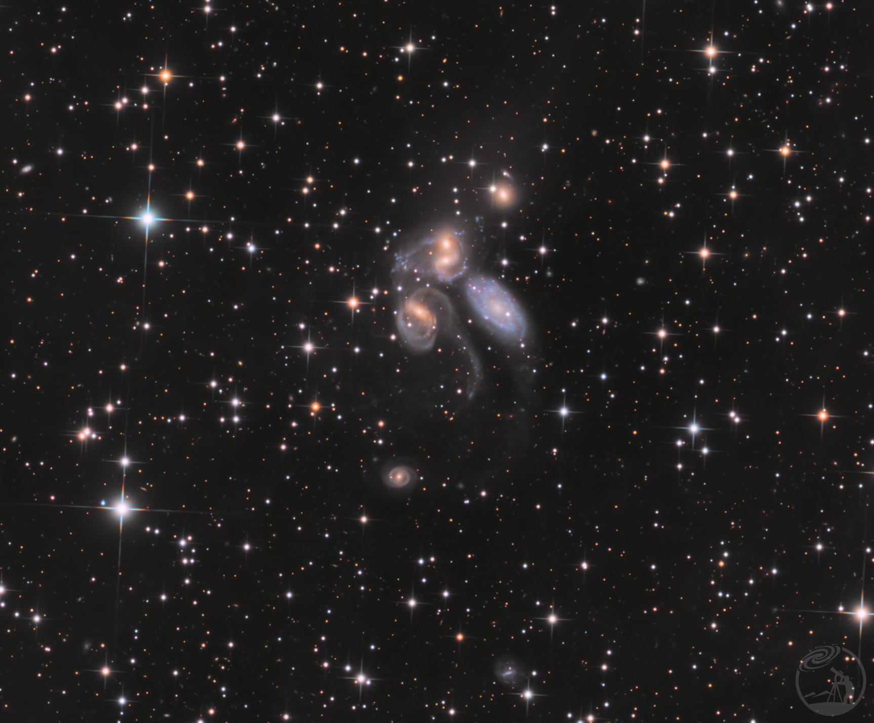 一帧双景:鹿舔星系群、斯蒂芬五重,与正在爆发的 SN 2026aaiv